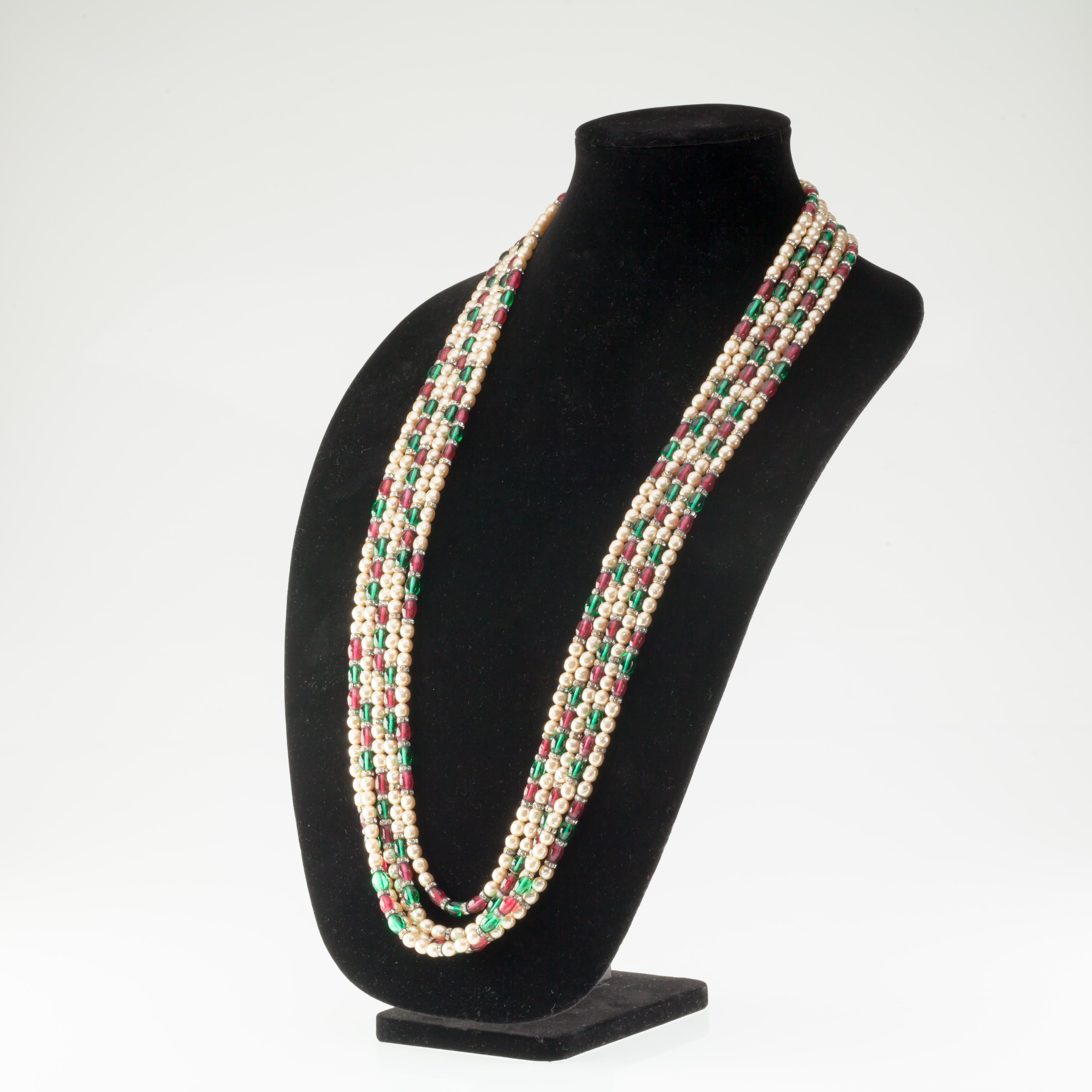 Wunderschöne Chanel 5-Strang-Kostüm-Halskette
Mit 5 zunehmenden Strängen aus abwechselnden Kunstperlen und grünen und roten Gripoix-Perlen mit kristallbesetzten Elementen
Jahr der Herstellung: 1970er Jahre (Vintage Style Chanel Tag)
Länge des