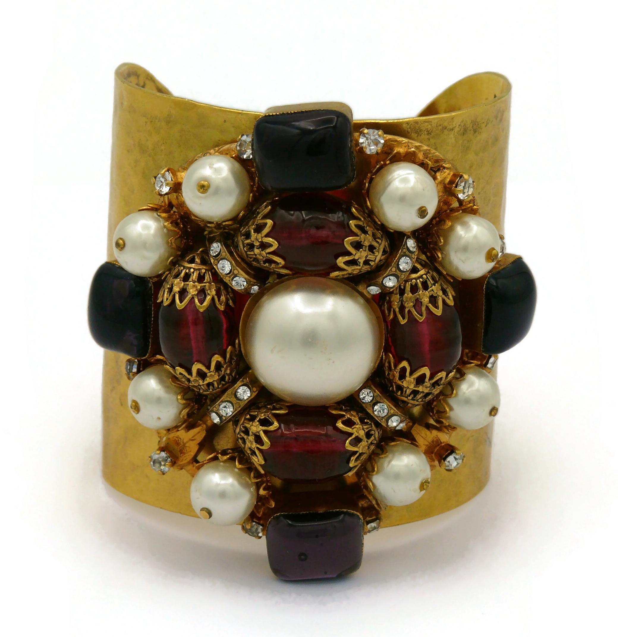 CHANEL Vintage Gripoix Cuff Bracelet In Good Condition For Sale In Nice, FR