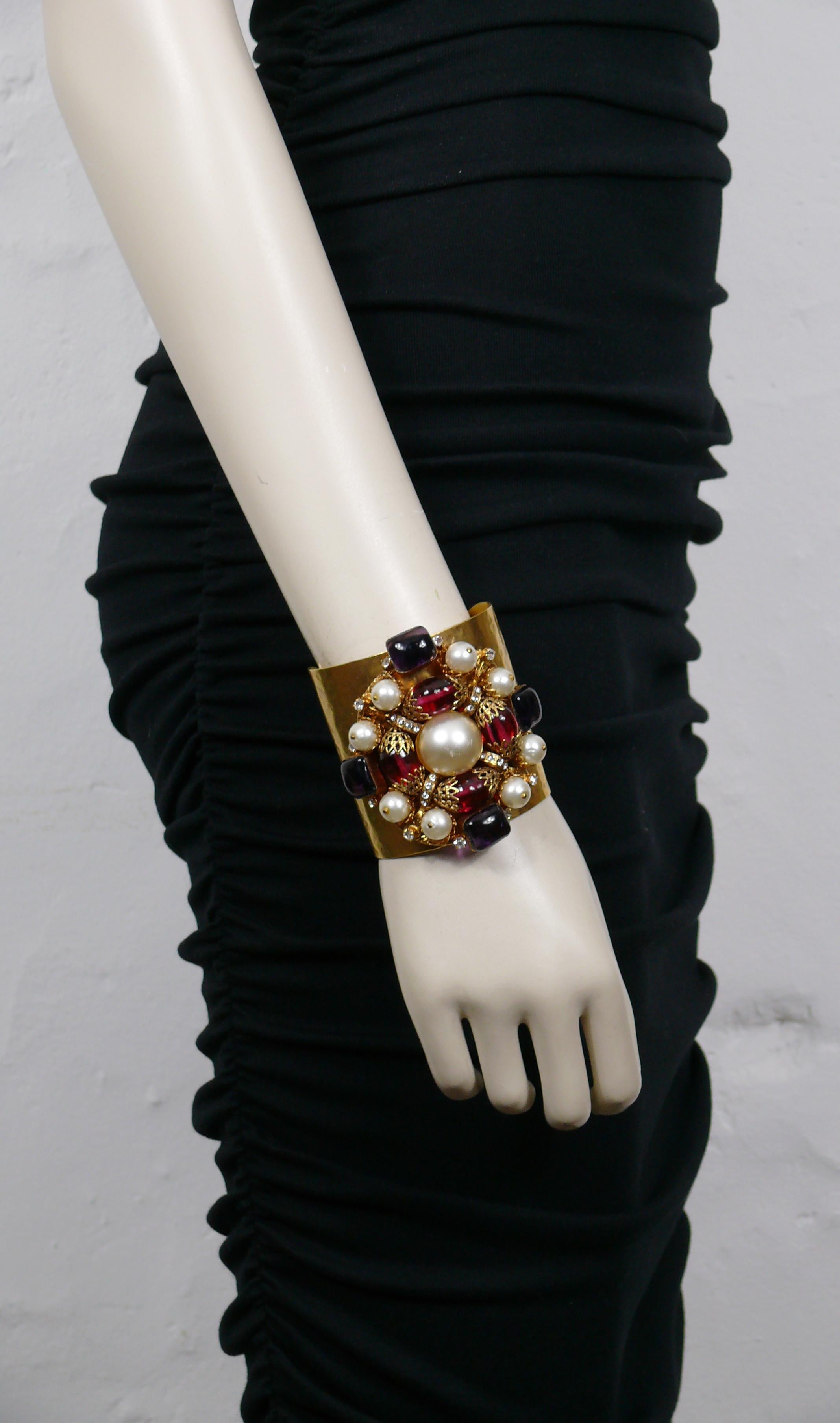 CHANEL gorgeous vintage hammered gold tone cuff bracelet embellished with MAISON GRIPOIX rectangular purple poured glass cabochons and olive shaped red glass beads, faux pearls and clear crystals.

Embossed CHANEL Made in France.

Indicative