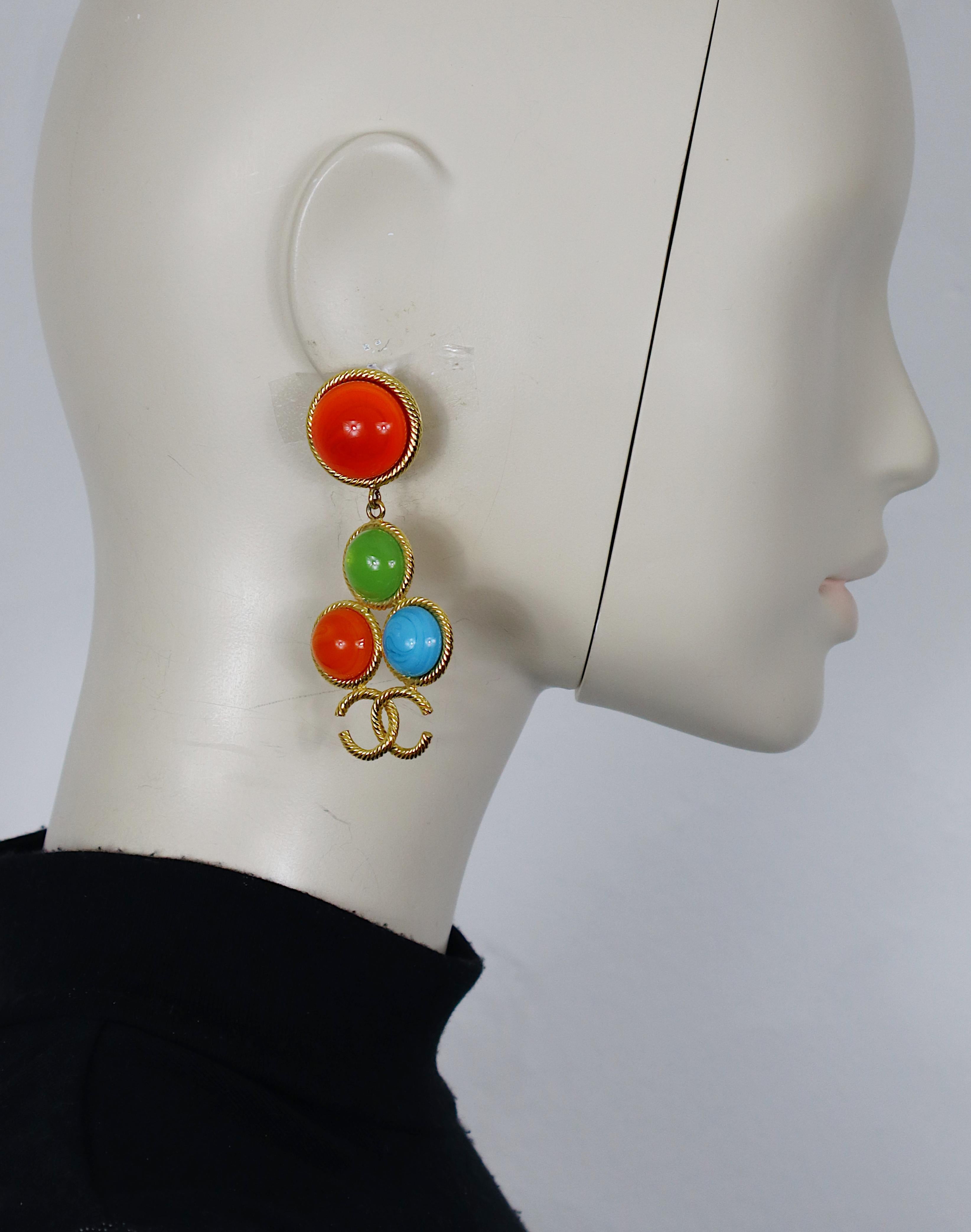 CHANEL vintage gold tone CC logo dangling earrings (clip-on) featuring marbled orange, green and blue MAISON GRIPOIX glass cabochons.

CHANEL jewelry collection n°28 (year : 1993).
Jewelry creative director : VICTOIRE DE CASTELLANE.

Embossed CHANEL