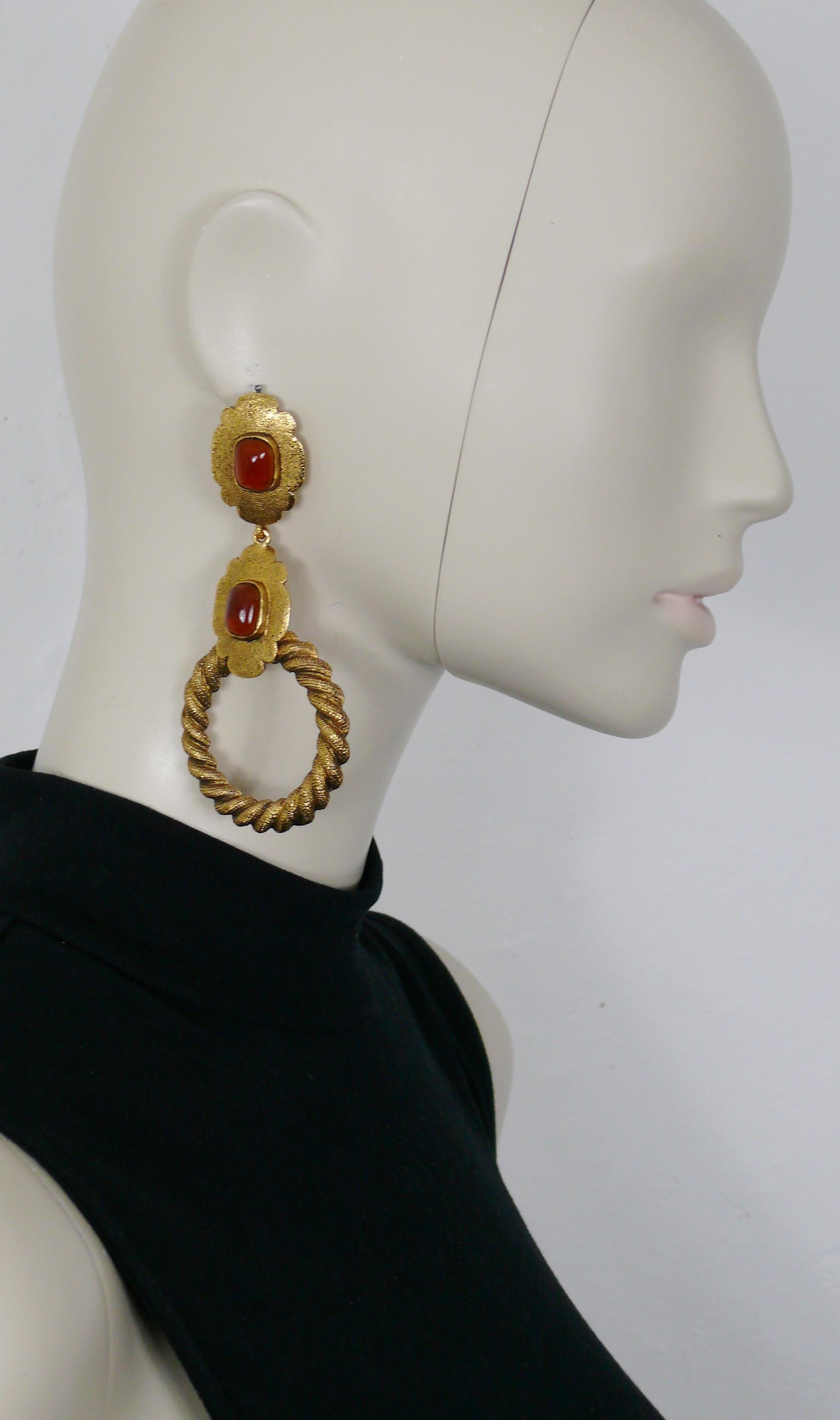 CHANEL vintage oversized antiqued gold toned dangling earrings (clip-on) embellished with MAISON GRIPOIX amber color glass cabochons.

Collection n°25 (year : 1990).

Embossed CHANEL 2 5 Made in France.
Private sale 