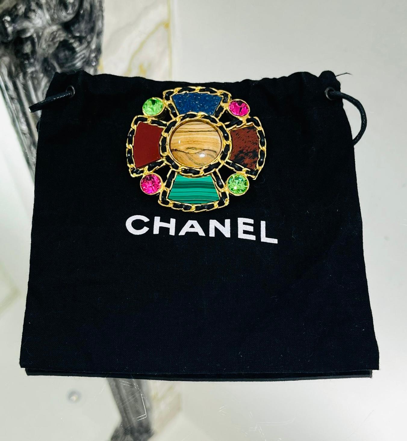 Très rare - Chanel Vintage Gripoix Multi-Gemstone & Crystal Flower Brooch

Très rare est cette broche en or de Chanel conçue avec la signature de cuir et de chaîne, cinq pierres semi-précieuses avec deux cristaux verts et deux cristaux roses entre