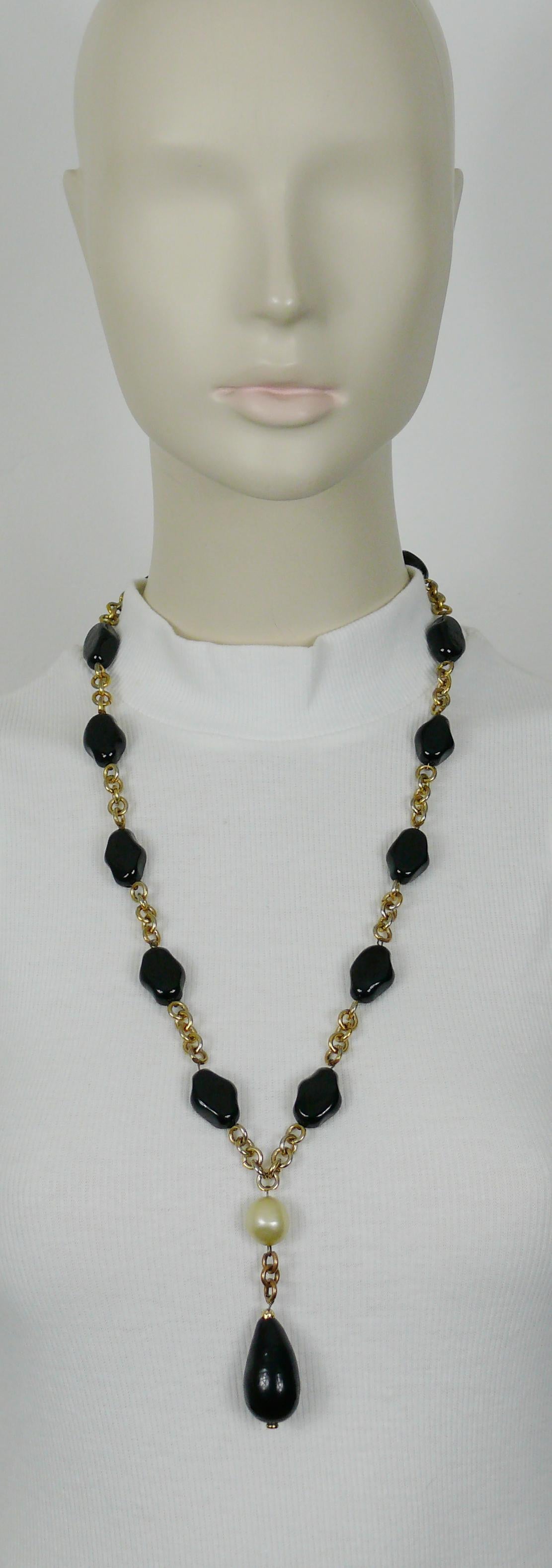 CHANEL vintage gold tone chain necklace featuring pebble shaped MAISON GRIPOIX black glass beads, a faux pearl and black glass drop.

Hook clasp closure.

Embossed on a round metal tag CHANEL CC 1982.

Indicative measurements : length worn approx.