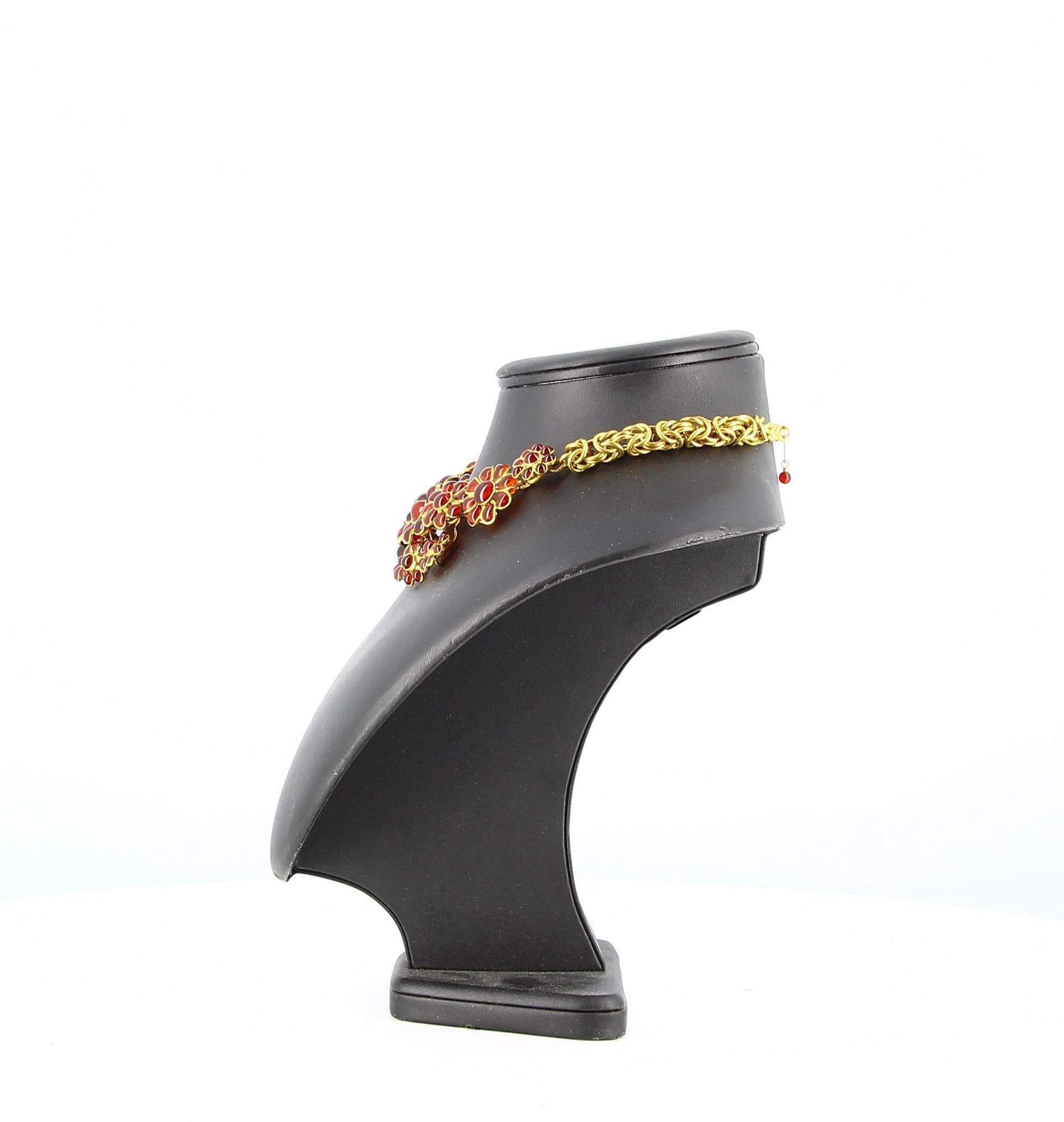Chanel Vintage-Halskette Gripoix aus gegossenem Glas und vergoldetem Metall.
Wirklich guter Vintage-Zustand, einige leichte Gebrauchsspuren auf der Rückseite des Metalls.
Auf der Rückseite mit einem Schild signiert.