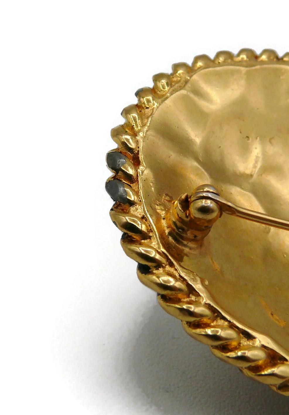 CHANEL Vintage Gripoix Oval Brooch For Sale 9