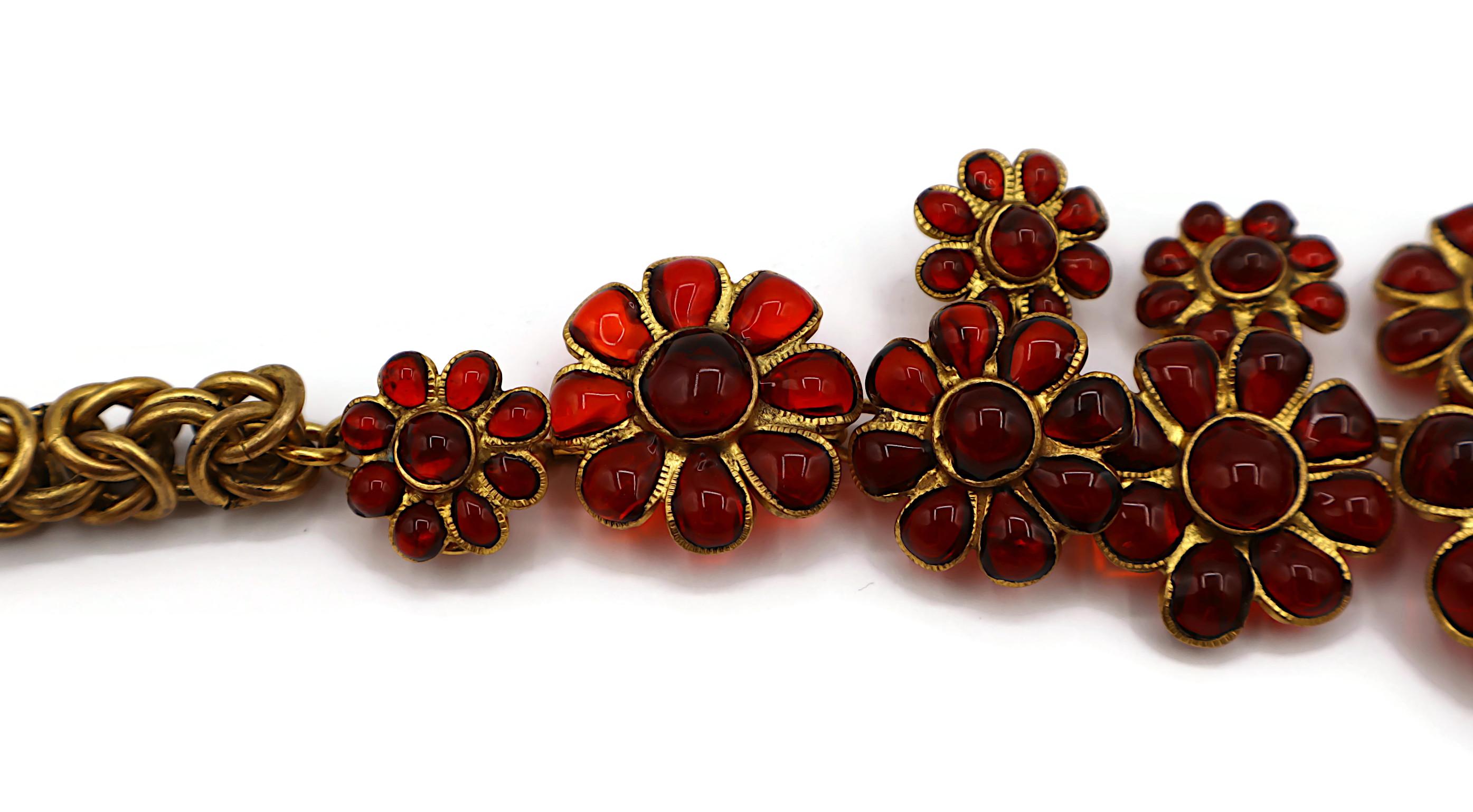 CHANEL vintage gold tone chain necklace featuring MAISON GRIPOIX red poured glass flower links.

Adustable hook clasp closure.

Embossed CHANEL Made in France.

Indicative measurements : adjustable length from approx. 41 cm (16.14 inches) to approx.