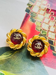 Chanel Vintage Gripoix Rubin Logo Rot CC Coco Spirale Blume Runde Clip-Ohrringe