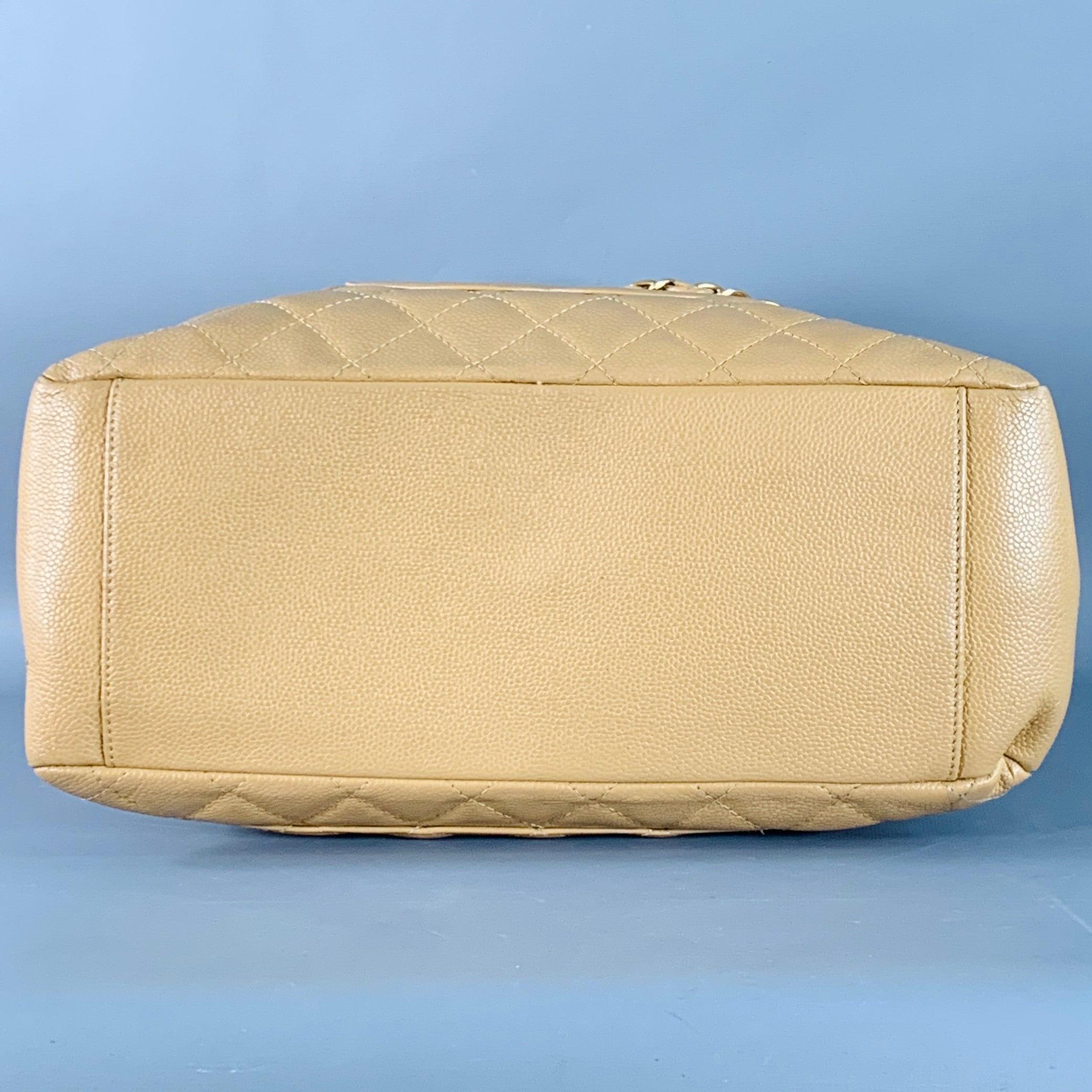 CHANEL Vintage By Kaviar Grand Einkaufstasche Beige Gold Gesteppte Lederhandtasche im Angebot 1