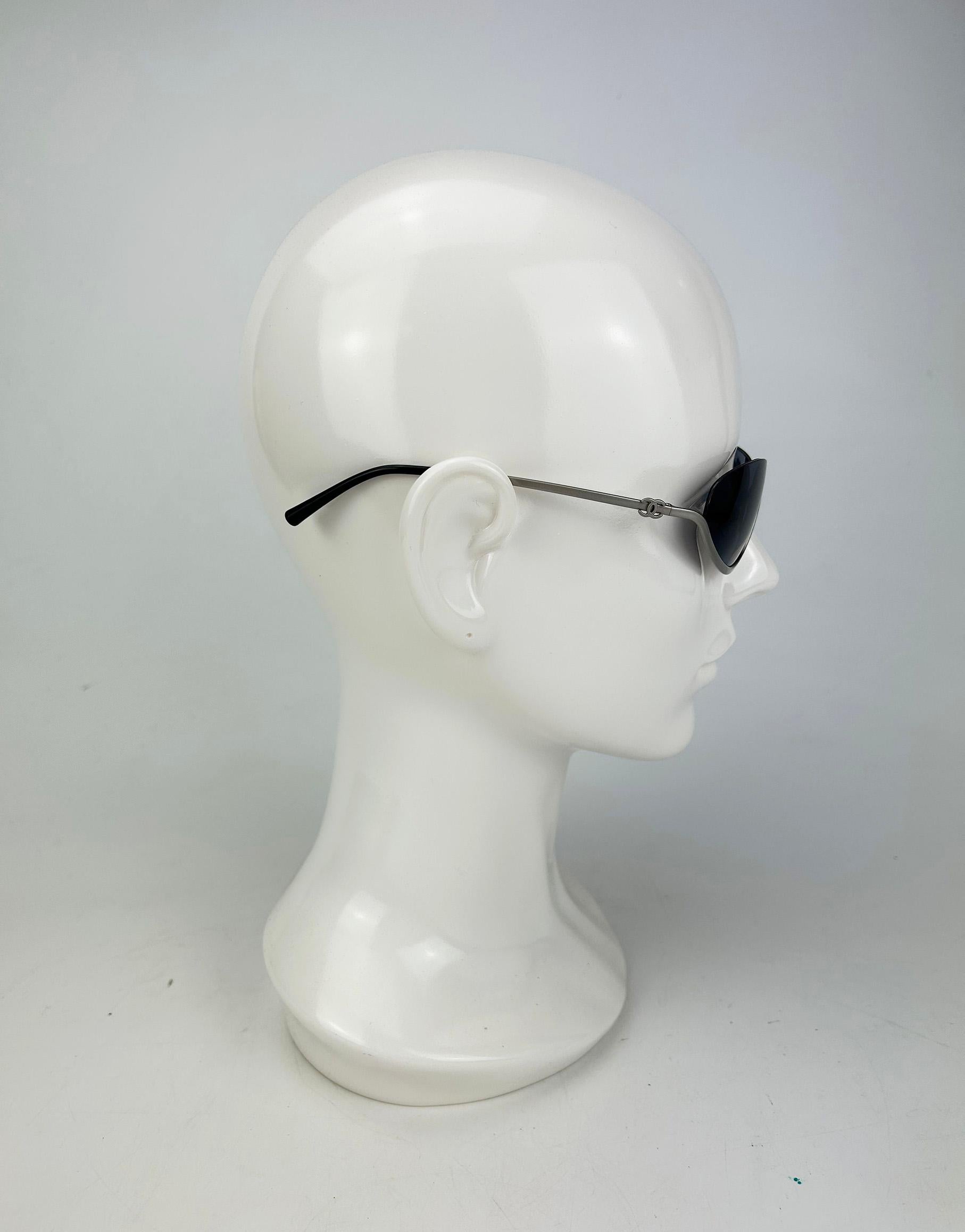 Chanel Vintage Half Frame Floating Gray Lens Silver Sunglasses c2000s Excellent état - En vente à Philadelphia, PA