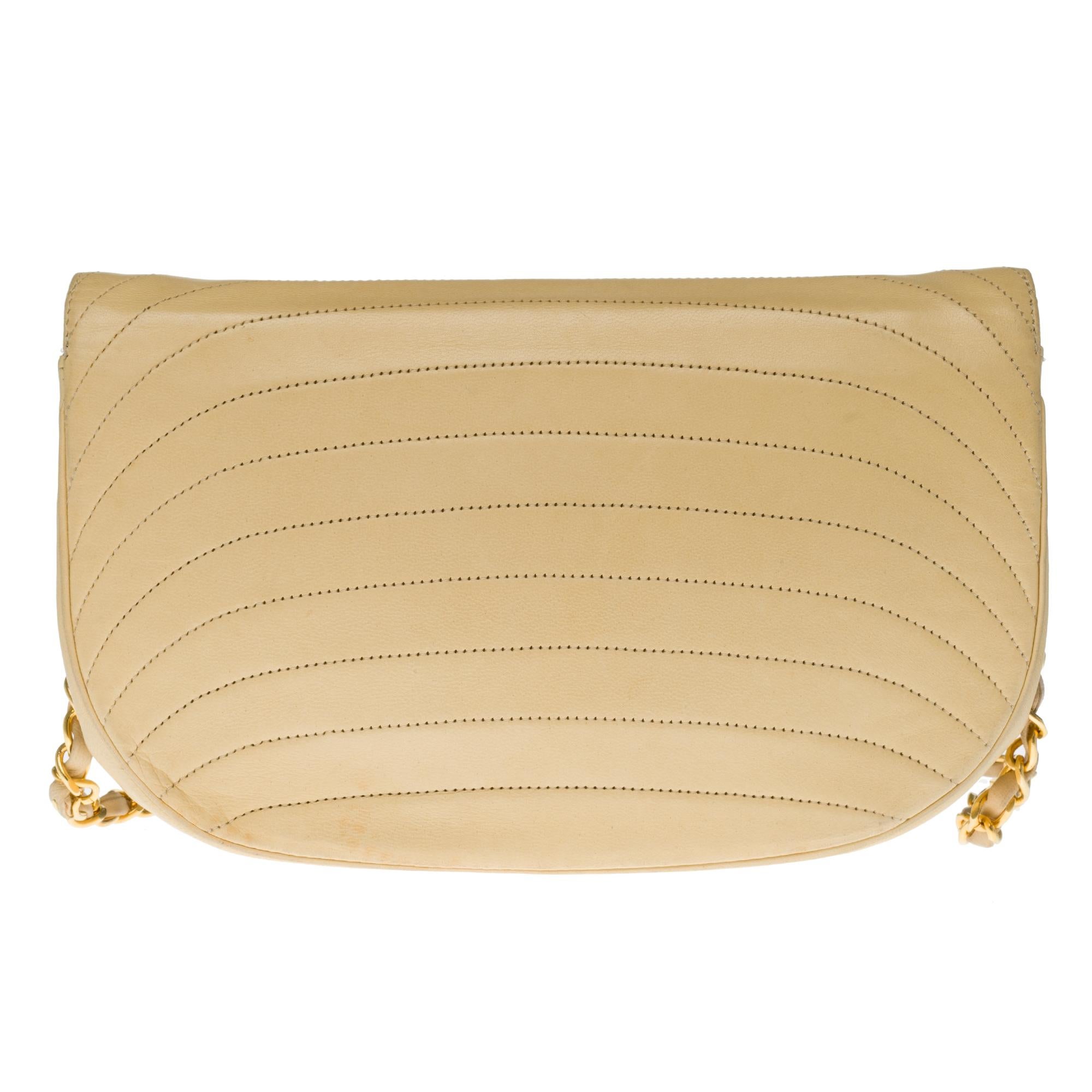 Schöne Vintage Chanel Half Moon Handtasche in beige gesteppt Leder:: Gold Metall Hardware:: eine goldene Metallkette Griff mit beige Leder für eine Hand:: Schulter oder Schultergurt verflochten. 

Verschluss mit goldener Metallklappe. 
Innenfutter