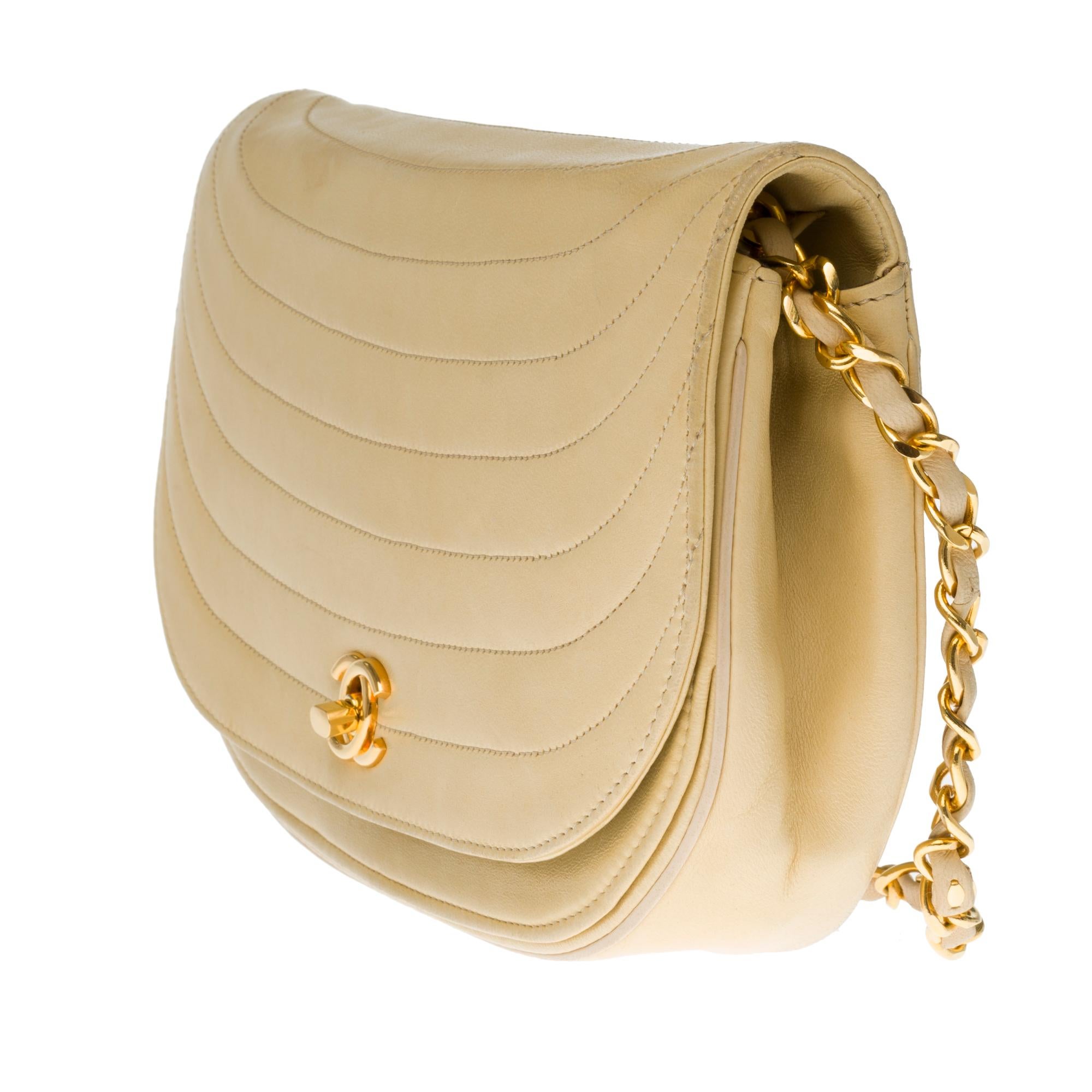 Chanel Vintage Halbmond Umhängetasche in beige gestepptem Leder:: Gold Hardware (Beige)