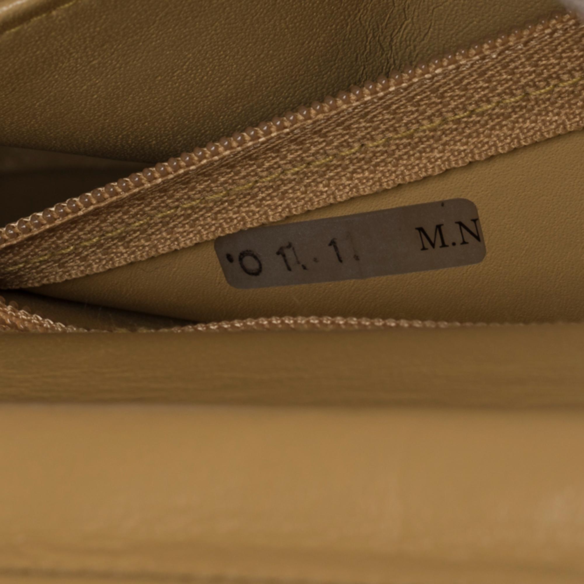 Beige Chanel vintage half moon shoulder bag in beige quilted leather, Gold hardware 