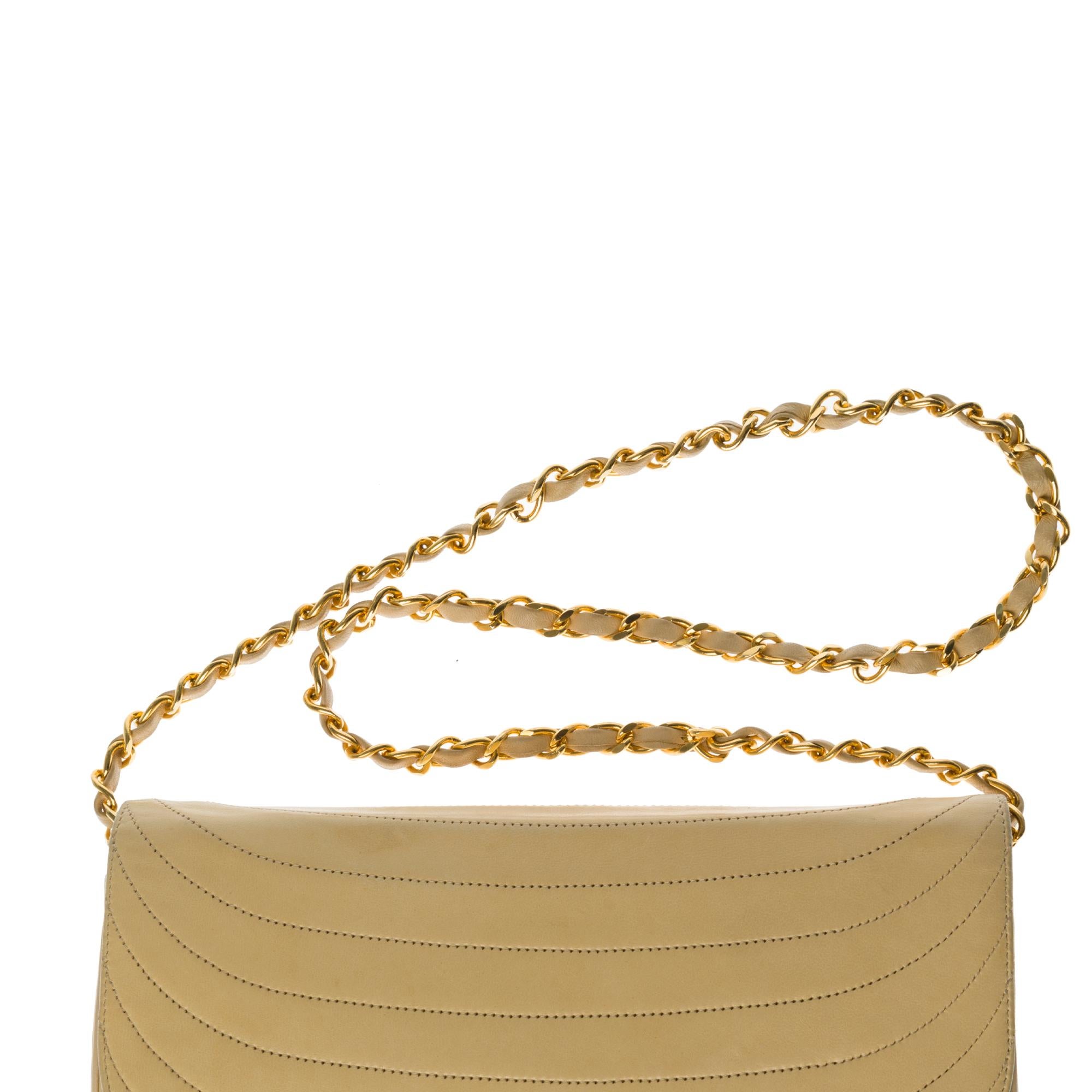 Women's Chanel vintage half moon shoulder bag in beige quilted leather, Gold hardware 