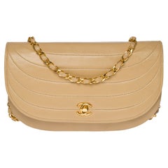 Chanel vintage half moon shoulder bag in beige quilted leather, Gold hardware 