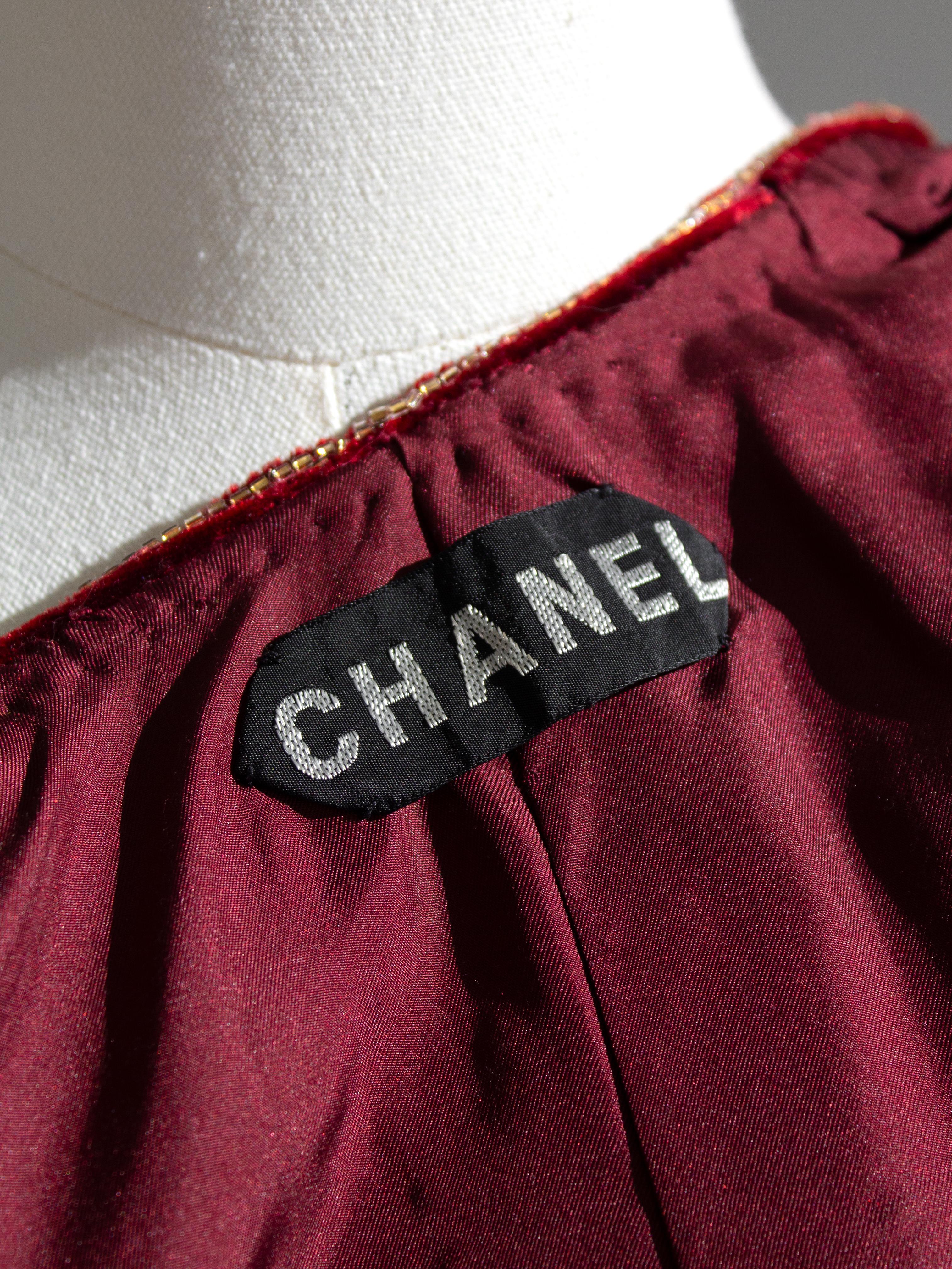 Giacca Chanel Vintage Haute Couture 1970s in velluto rosso bordeaux impreziosito in vendita 7