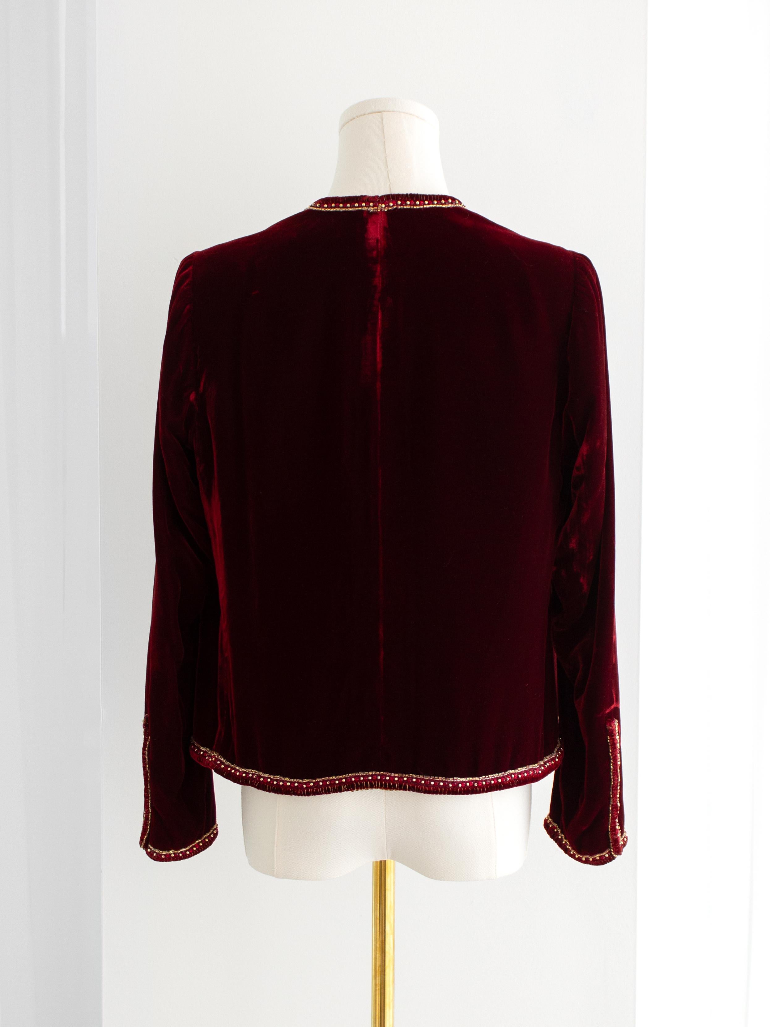 Giacca Chanel Vintage Haute Couture 1970s in velluto rosso bordeaux impreziosito In condizioni buone in vendita a Jersey City, NJ