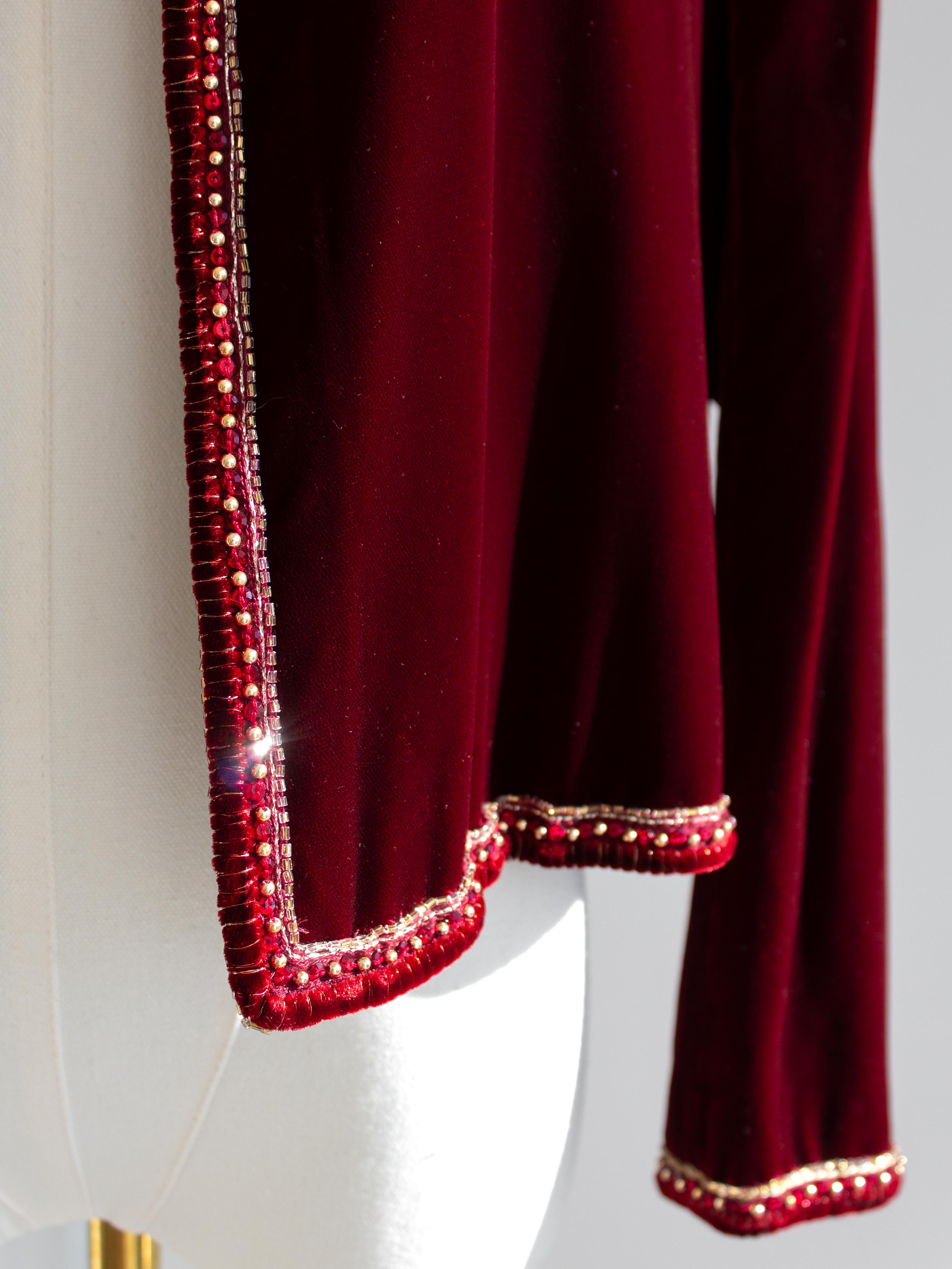 Giacca Chanel Vintage Haute Couture 1970s in velluto rosso bordeaux impreziosito in vendita 1