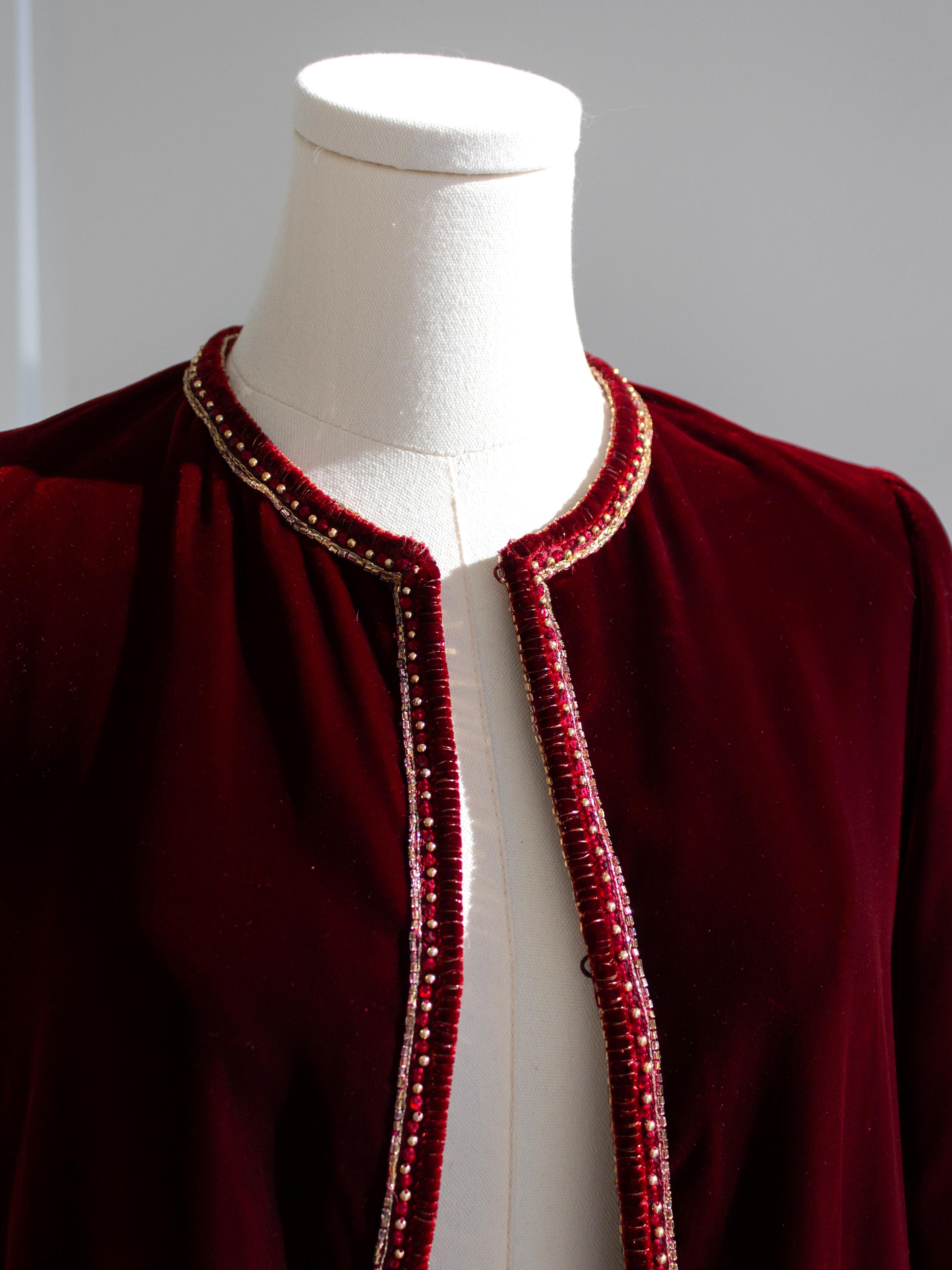 Giacca Chanel Vintage Haute Couture 1970s in velluto rosso bordeaux impreziosito in vendita 2