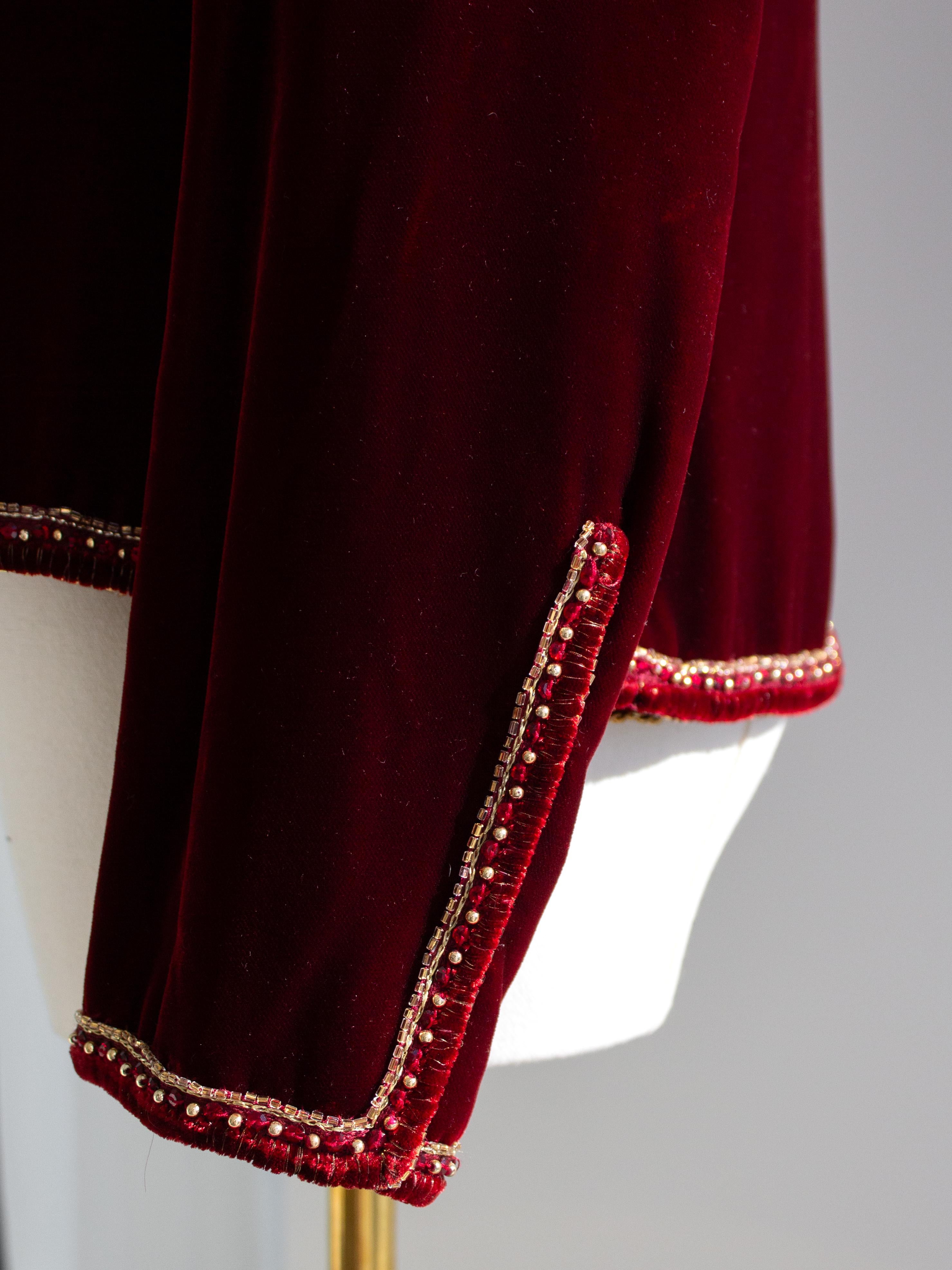 Giacca Chanel Vintage Haute Couture 1970s in velluto rosso bordeaux impreziosito in vendita 3