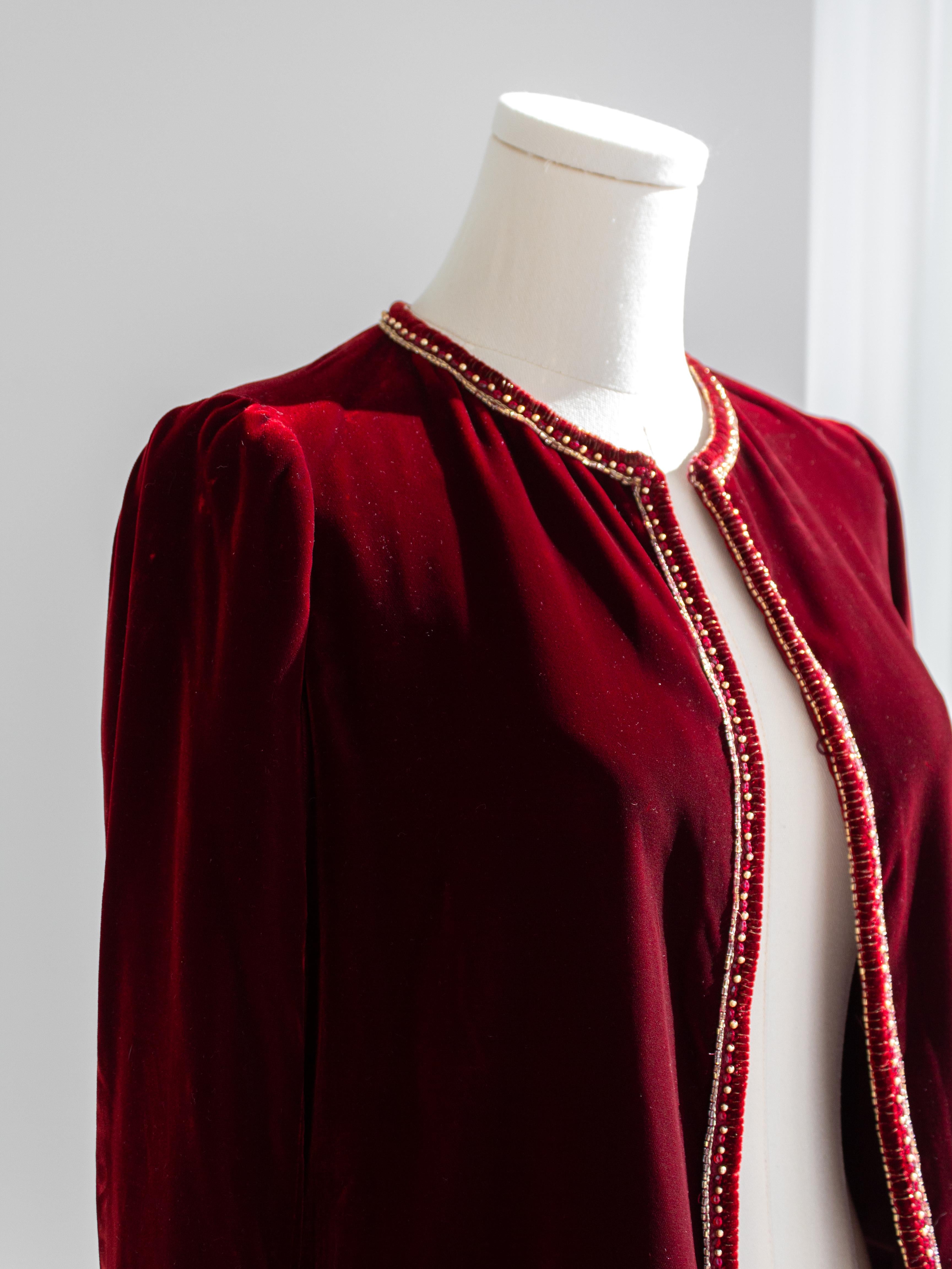 Giacca Chanel Vintage Haute Couture 1970s in velluto rosso bordeaux impreziosito in vendita 4