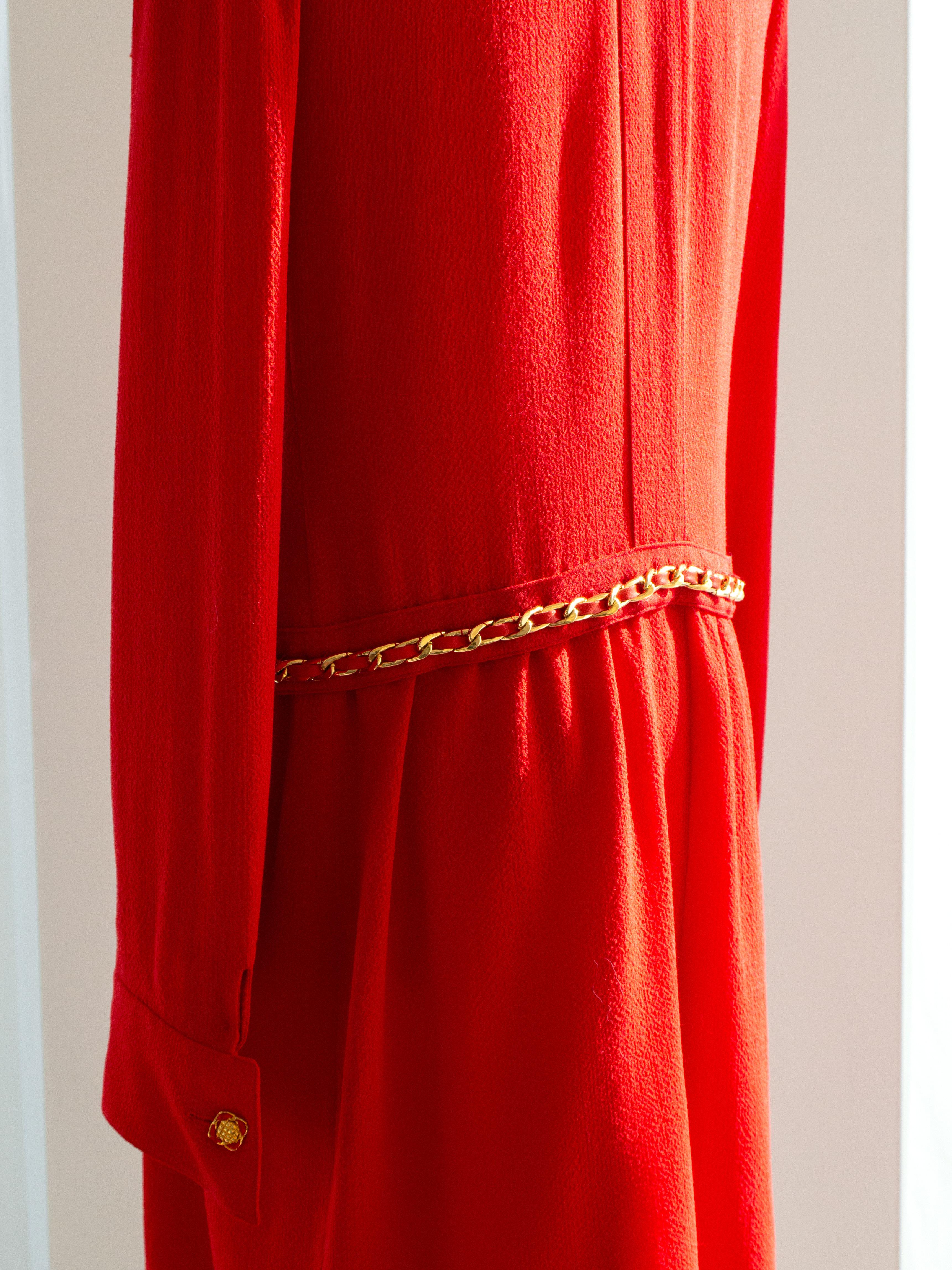 Chanel Vintage Alta Costura Otoño/Invierno 1988 Vestido Rojo Cadena Dorada en venta 8
