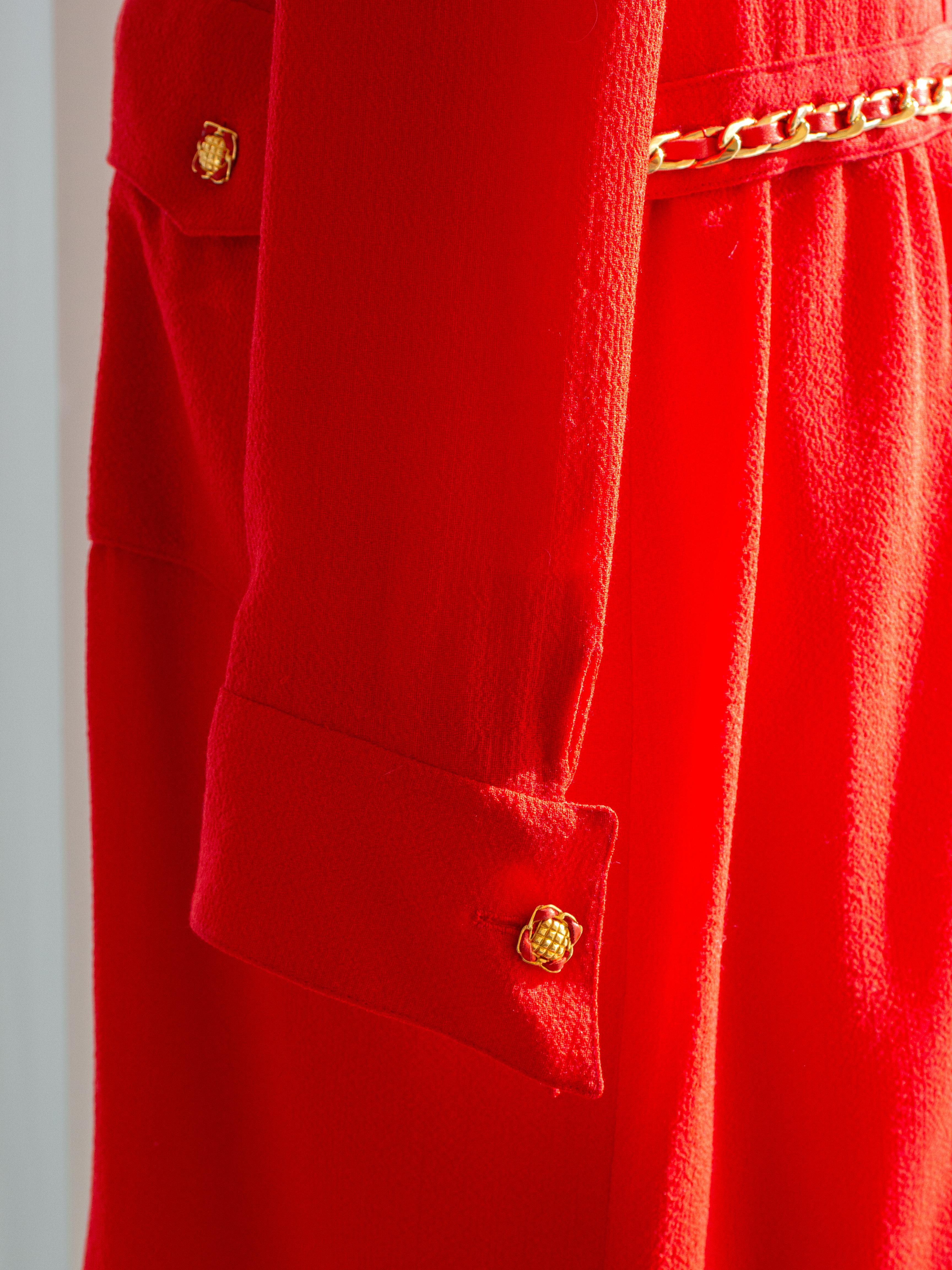 Chanel Vintage Alta Costura Otoño/Invierno 1988 Vestido Rojo Cadena Dorada en venta 9
