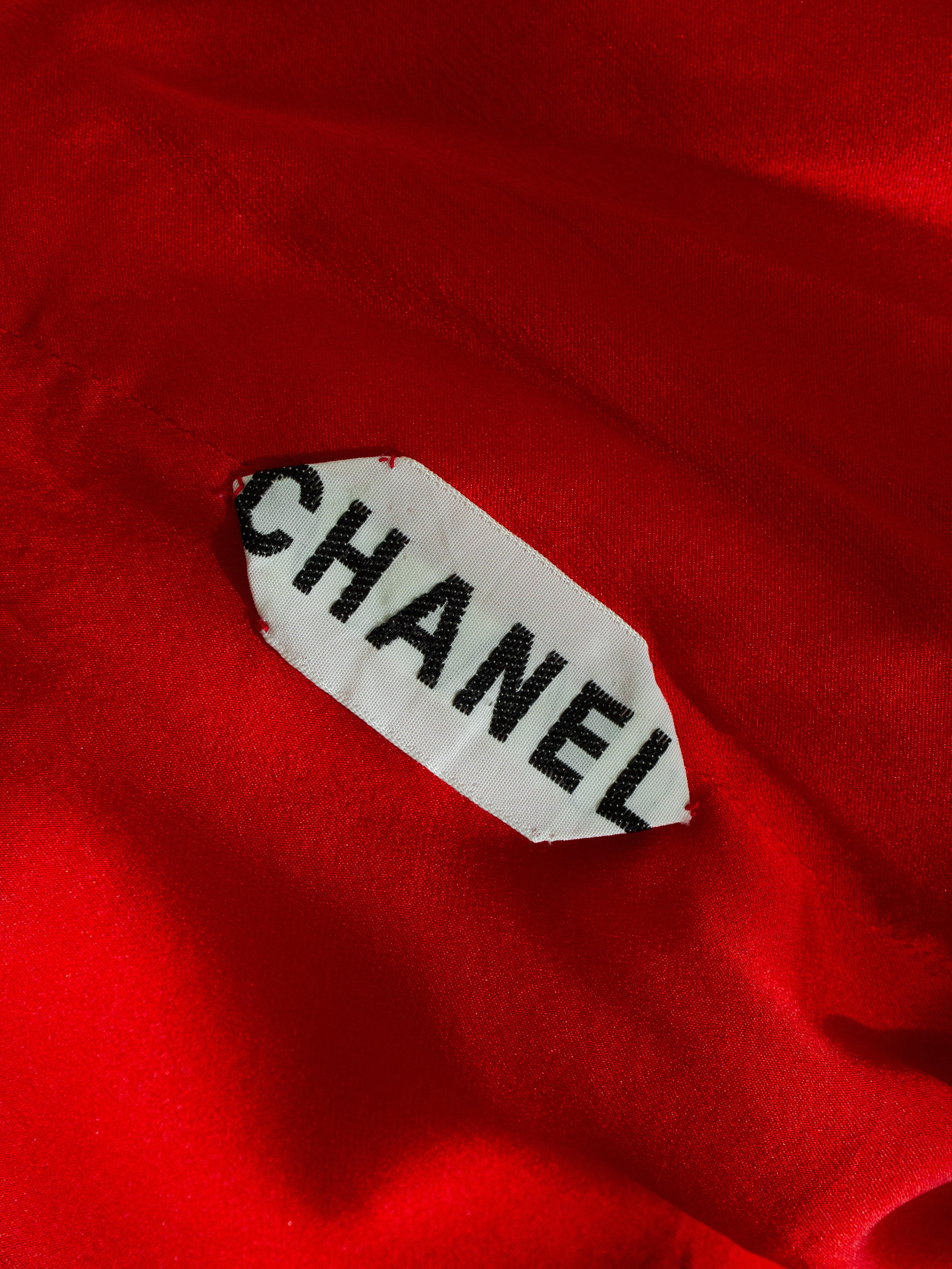 Chanel Vintage Alta Costura Otoño/Invierno 1988 Vestido Rojo Cadena Dorada en venta 11
