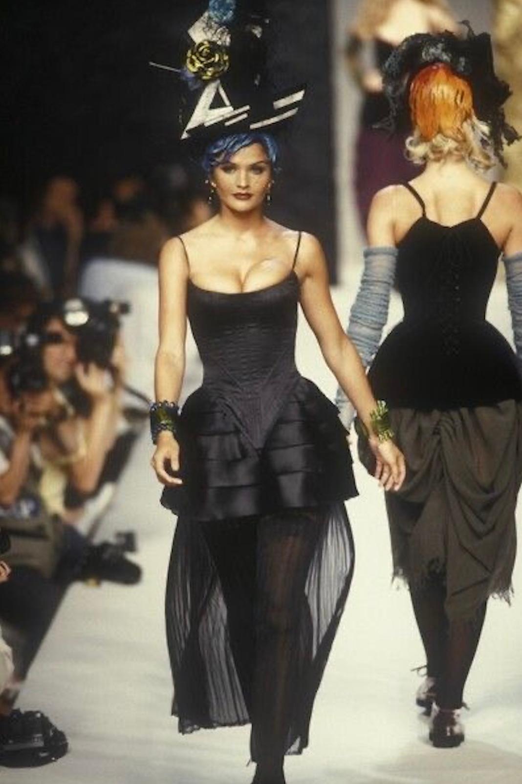 La collection Chanel Haute Couture Automne/Hiver 1992 présentait une extraordinaire robe-corset 