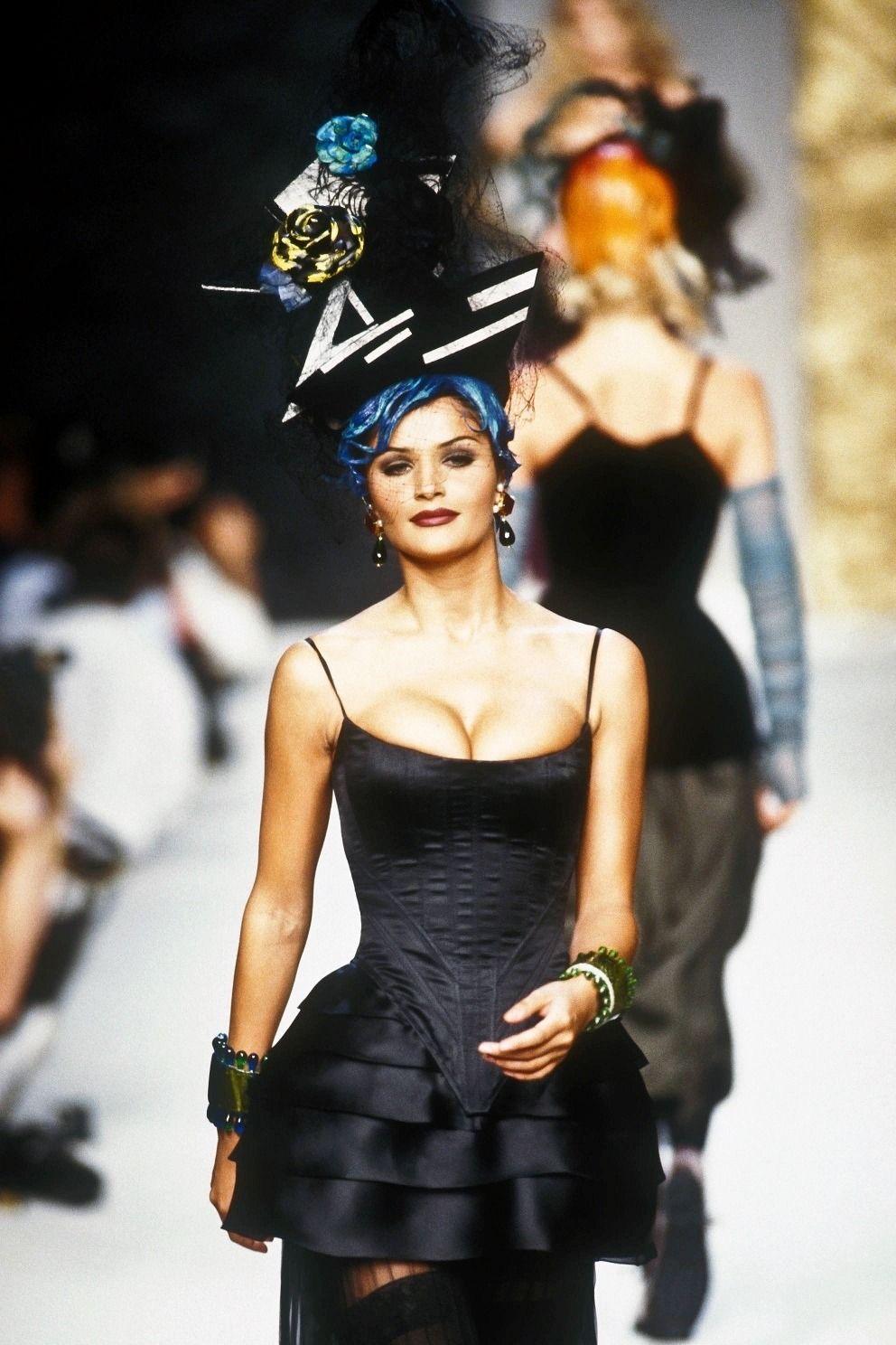Women's Chanel Vintage Haute Couture Fall/Winter 1992 Black Satin Corset Gown Dress For Sale