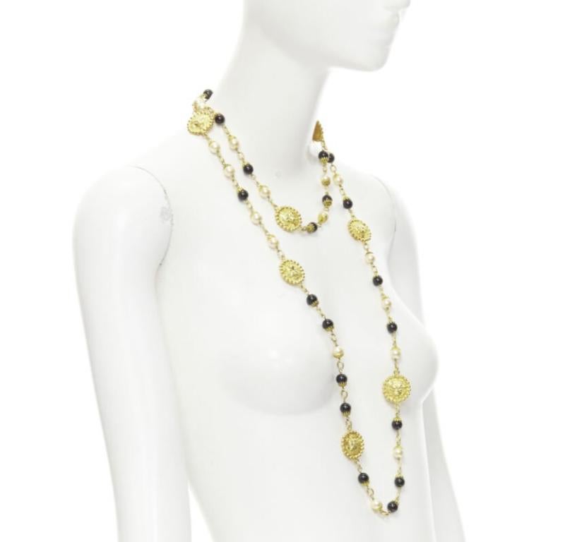 CHANEL Vintage Haute Couture Goosens Testa di leone nero con perle sintetiche In condizioni buone in vendita a Hong Kong, NT