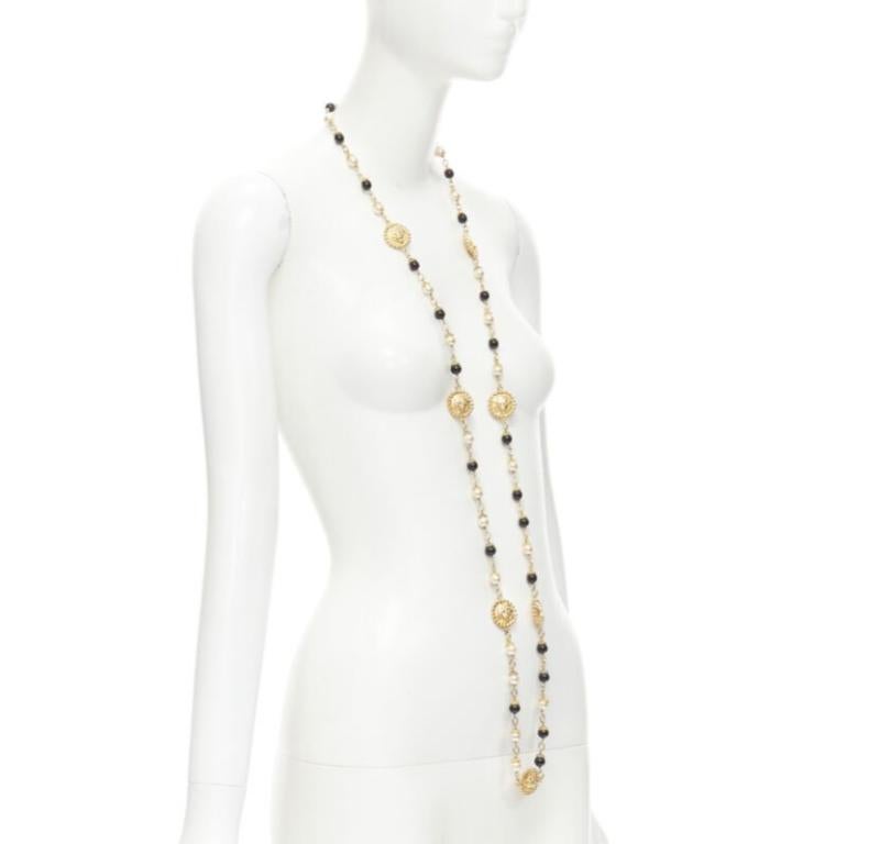 Donna CHANEL Vintage Haute Couture Goosens Testa di leone nero con perle sintetiche in vendita