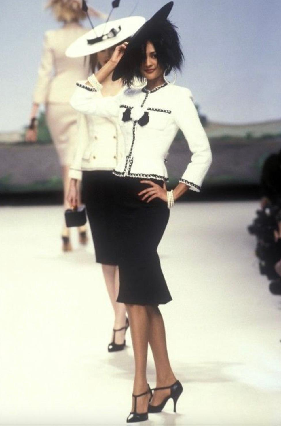Chanel Vintage Haute Couture Frühjahr/Sommer 1995 Ecru Weiß Schwarz Tweed Jacke im Zustand „Gut“ in Jersey City, NJ