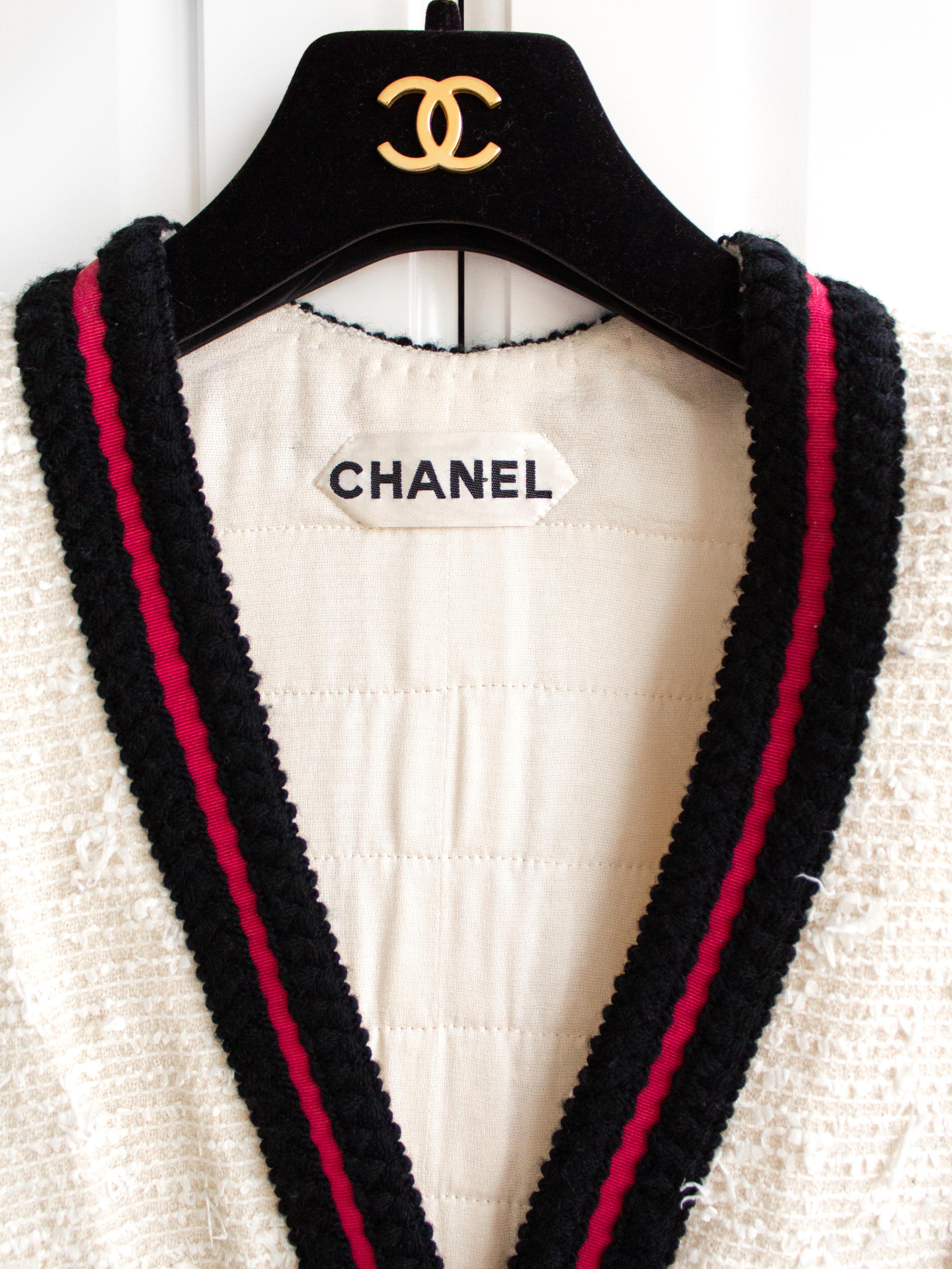 Chanel Vintage Haute Couture SS1997 White Ecru Black Raspberry Tweed Jacket Suit In Good Condition For Sale In Jersey City, NJ