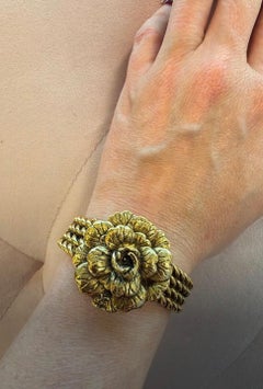 Chanel Vintage By Bracelet fleur de camélia à charnière avec chaîne de sécurité 6.25".