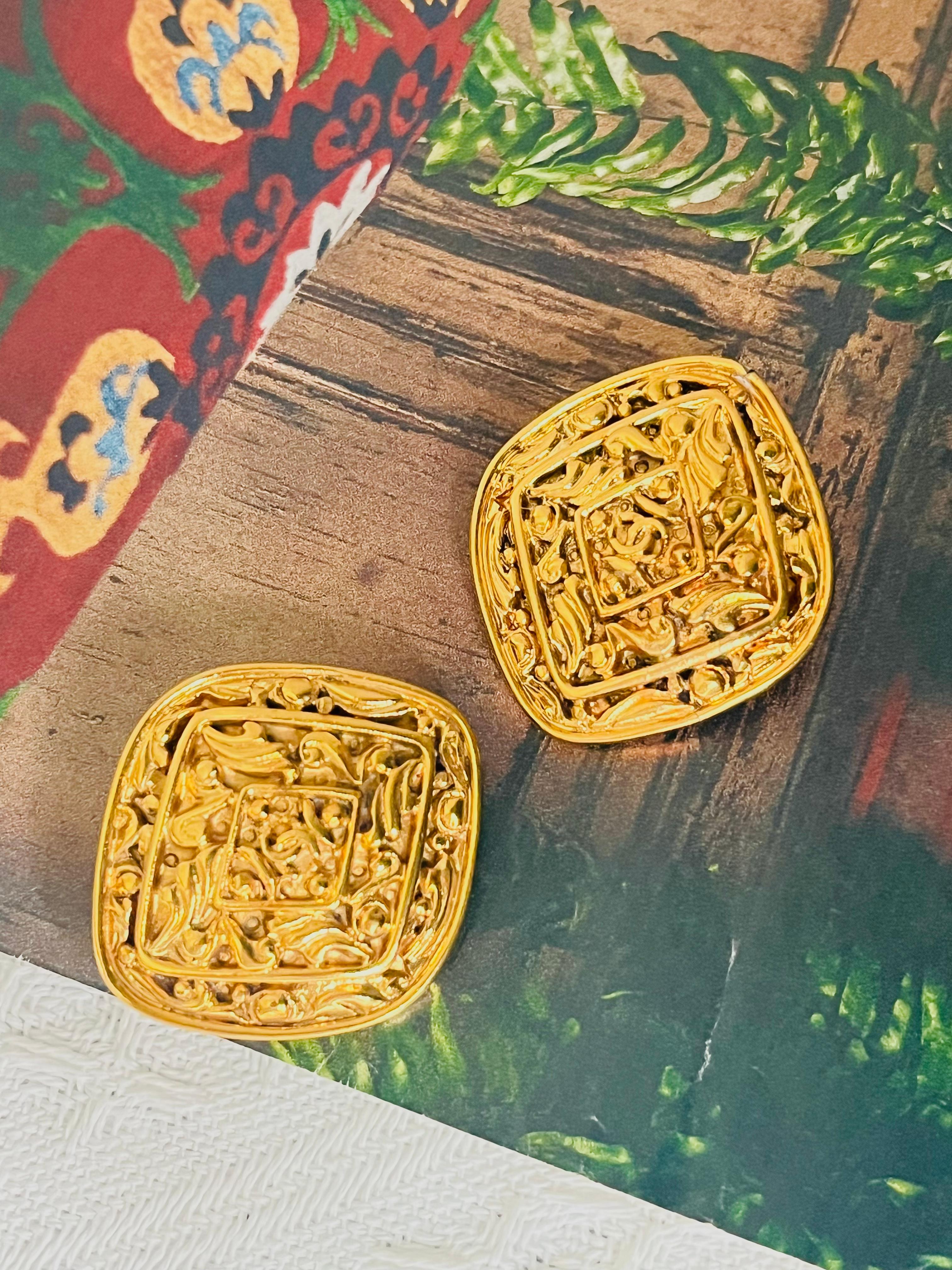 Chanel Vintage 1980s Textured Hammered Huge Extra Large Logo CC Coco Diamond Vine Flower Arabesque Relief Chunky Elegant Modernist Clip Earrings, Gold Plated

Very good condition. Only one small scratch on bottom of one earrings, barely noticeable.