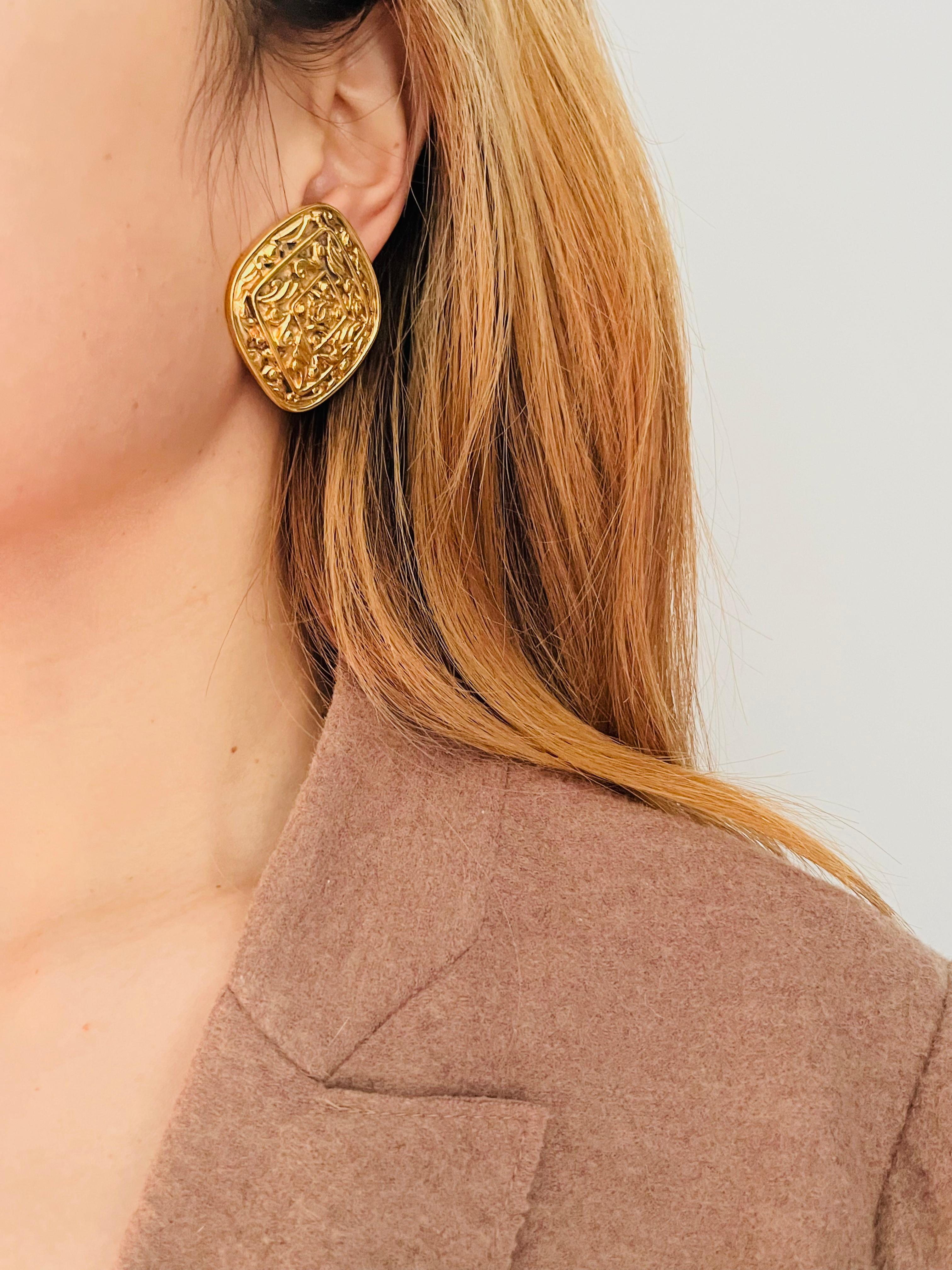 Chanel Vintage Huge Logo CC Coco Gold Diamond Vine Flower Relief Clip Earrings In Good Condition For Sale In Wokingham, England