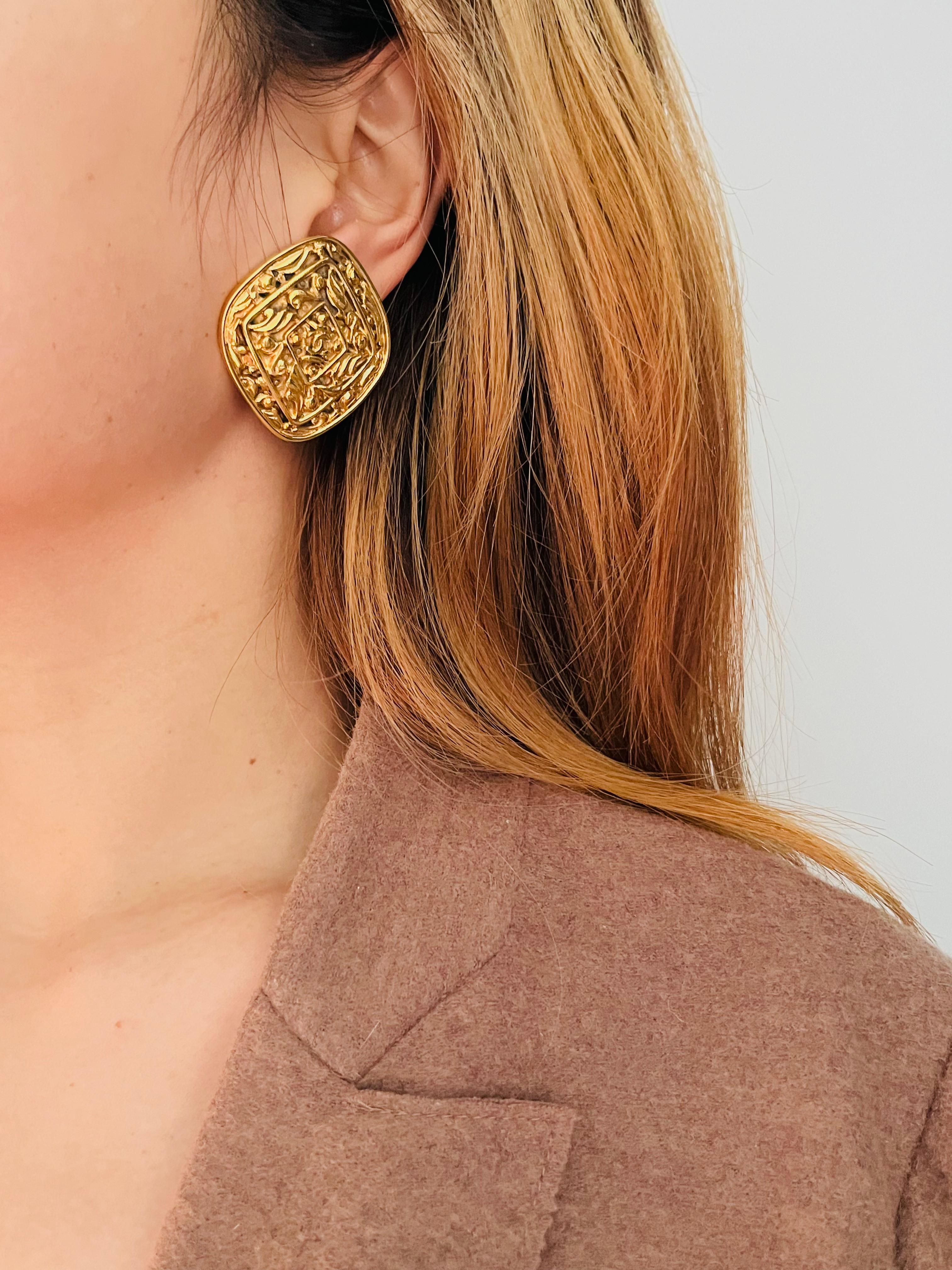 Women's or Men's Chanel Vintage Huge Logo CC Coco Gold Diamond Vine Flower Relief Clip Earrings For Sale