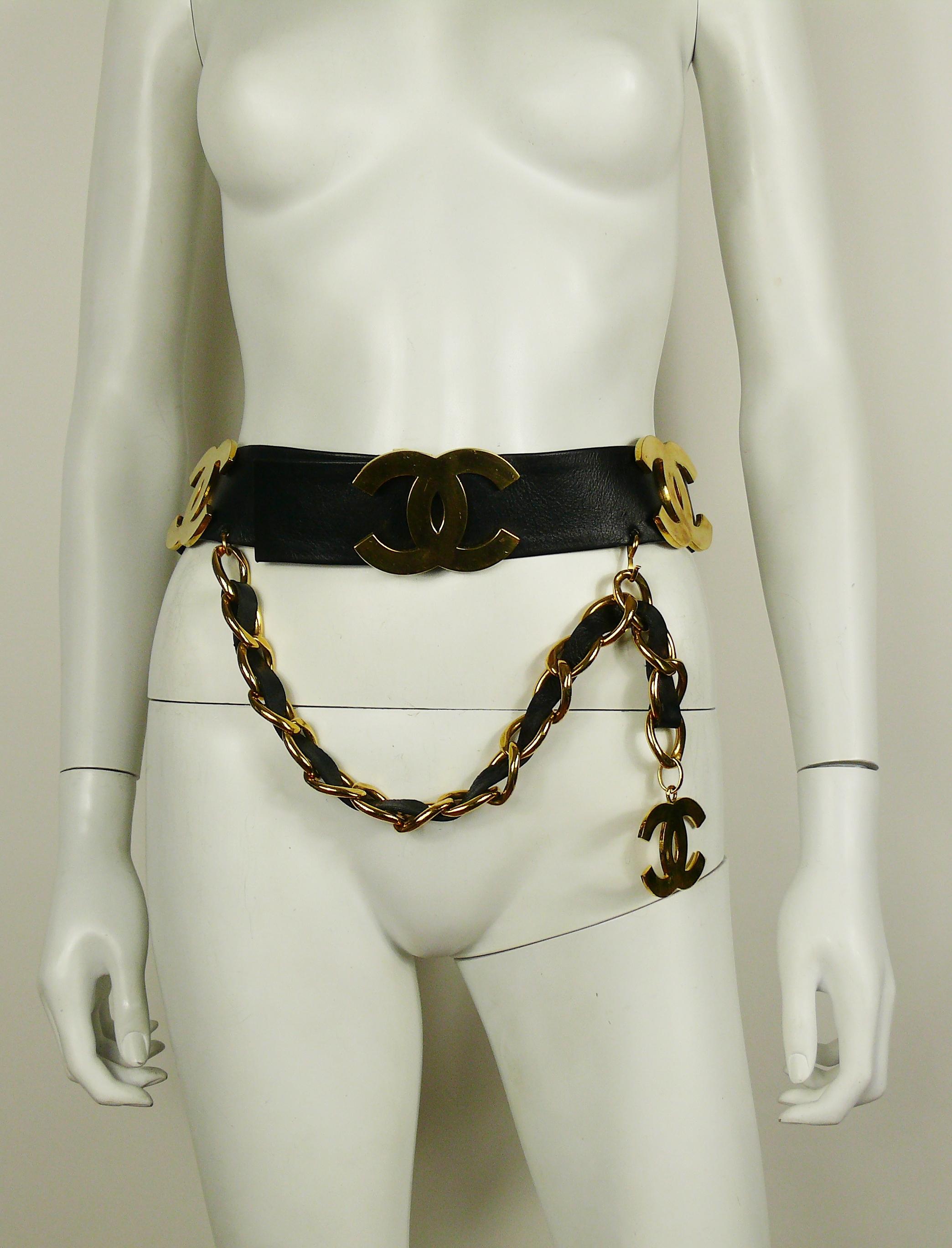CHANEL vintage rare and iconic black leather wide belt featuring large gold toned CC logos and chain drop detail.

Collection n°29 (year 1994).

Marked CHANEL 2 9 Made in France.
80/32.

Indicative measurements : length (from holes to buckle snap)