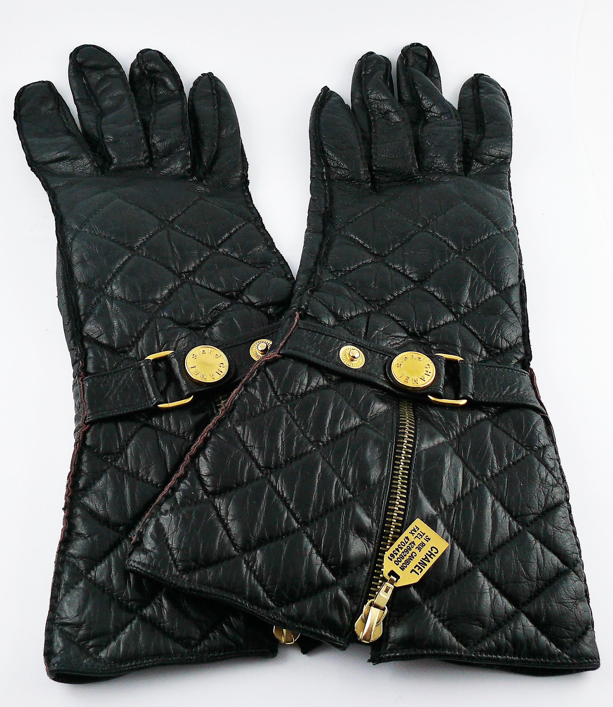 CHANEL vintage rare iconic black quilted kidskin leather long gloves.

Theses gloves feature :
- Front zipper closure with a pull embossed 31 Rue Cambon, telephone and fax numbers.
- Adjustable strap with snap button marked CHANEL PARIS.
- Quilted