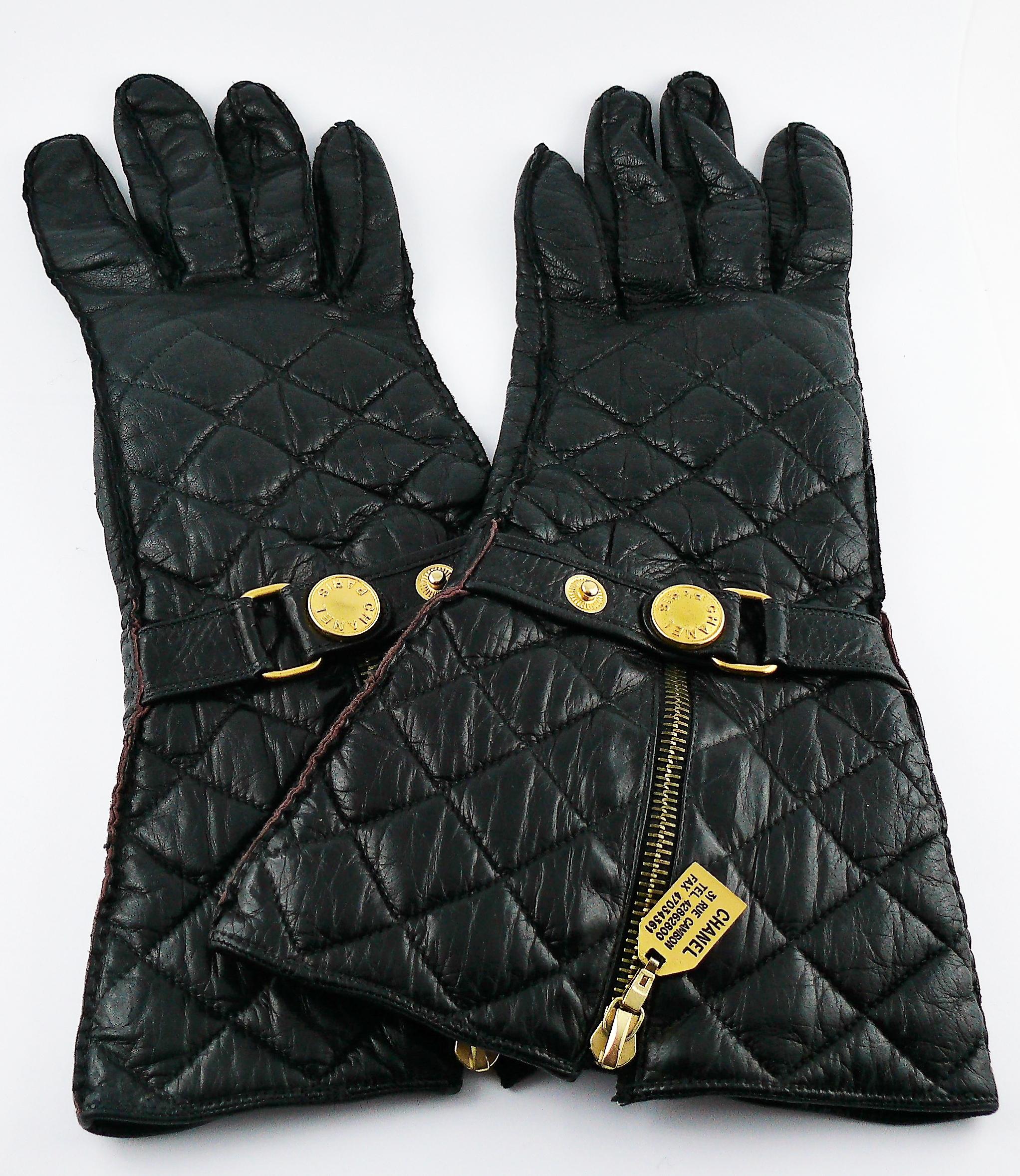 CHANEL vintage raro iconico guanti lunghi in pelle di capretto trapuntata nera.

Questi guanti sono caratterizzati da:
- Chiusura frontale con cerniera e tiretto con impressi i numeri di telefono e fax di 31 Rue Cambon.
- Cinturino regolabile con