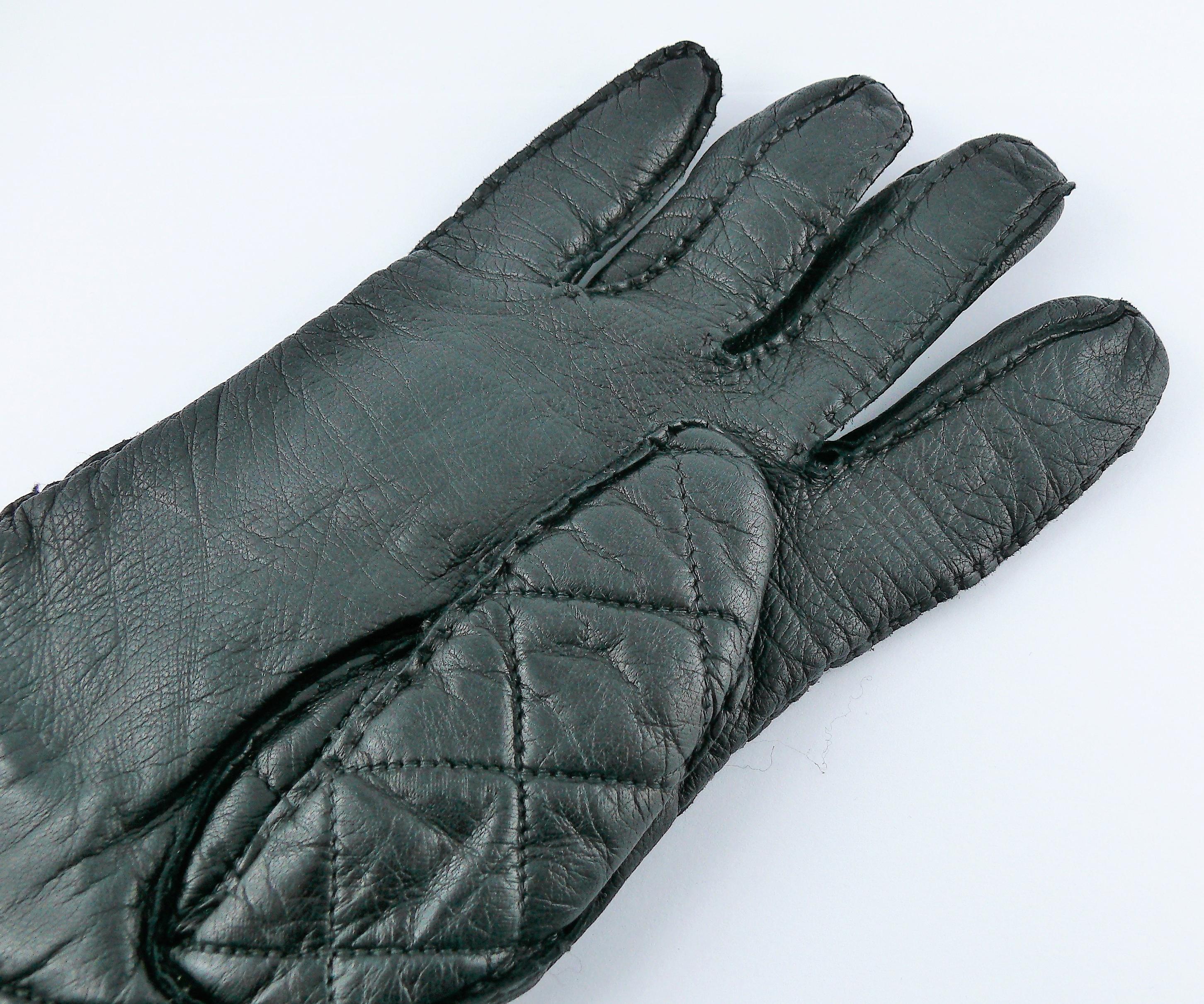 Chanel Vintage Iconic Black Quilted Kidskin Leather Rue Cambon Gloves Size 7 1/2 In Good Condition For Sale In Nice, FR