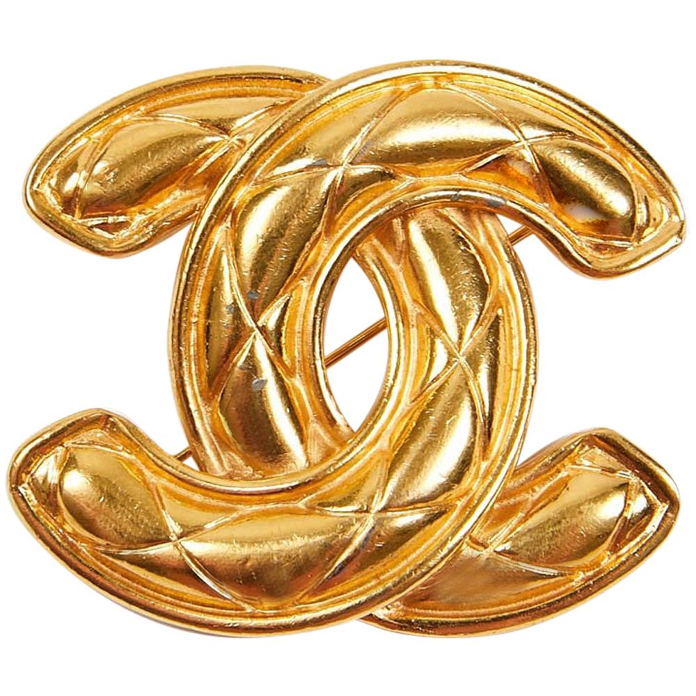 Chanel Vintage Iconic CC Logo Gold Tone Metal Quilted Pin Brooch For Sale  at 1stDibs