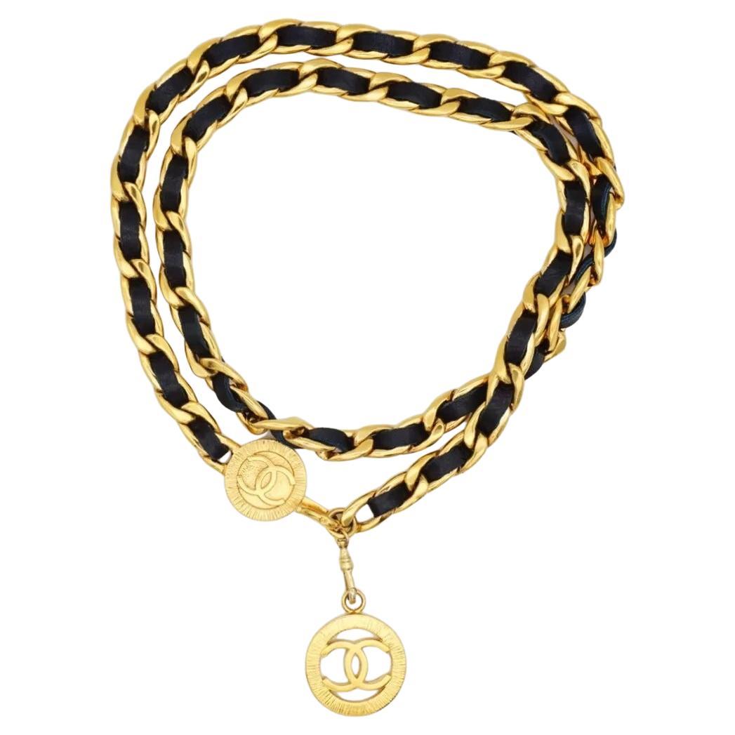 Chanel Vintage Iconic Double CC Logo Marineblau Leder verflochtene Kette verbunden Modernist Elegante Halskette Gürtel, vergoldet

Sehr guter Zustand. 100% echt.

Kann auch als Halskette verwendet werden. Vielseitiger Gürtel. 

Ein mit marineblauem