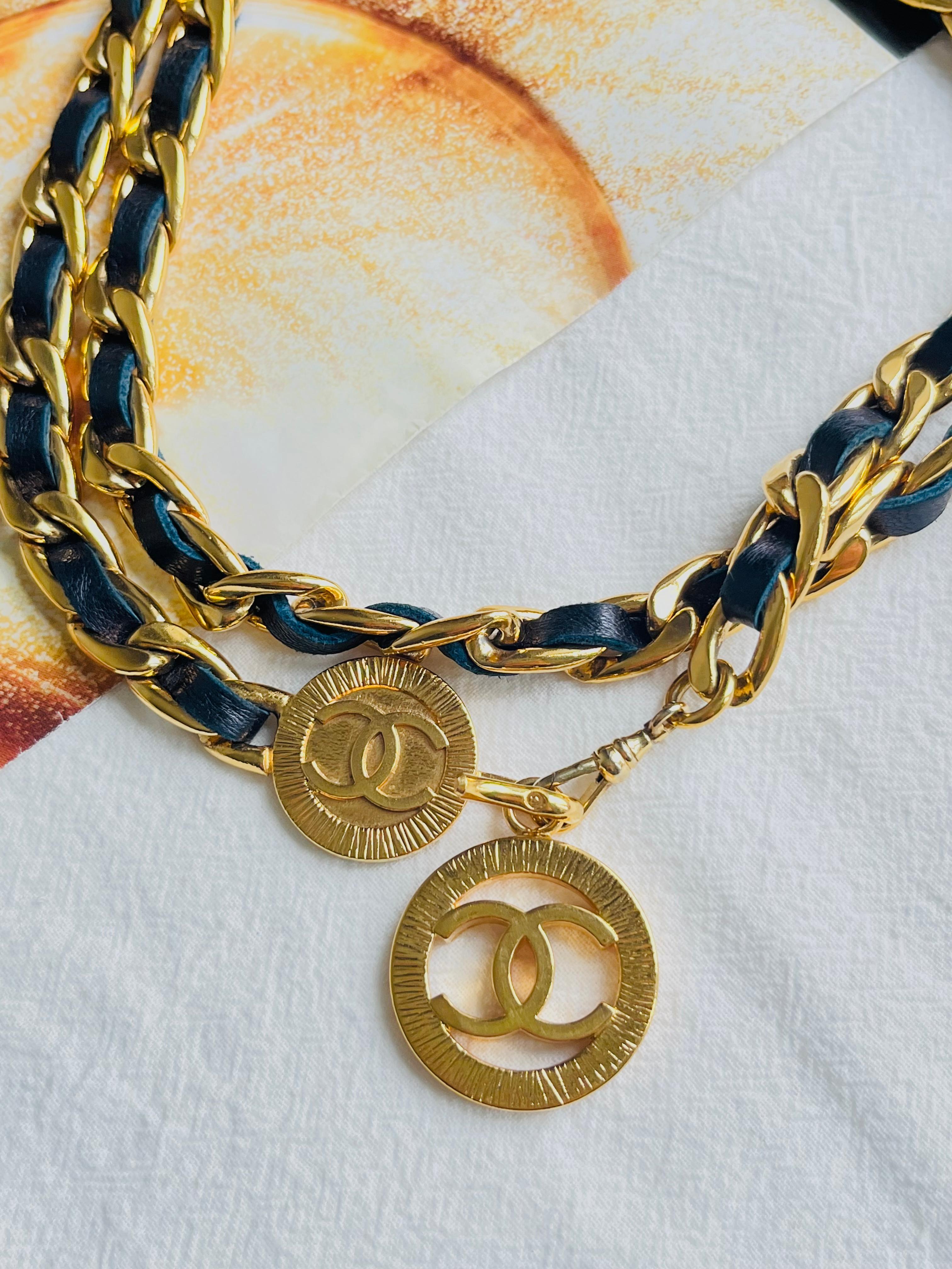 Chanel Vintage Iconic CC Logo Navy Leather intertwined Chain Link Necklace Belt In Excellent Condition For Sale In Wokingham, England