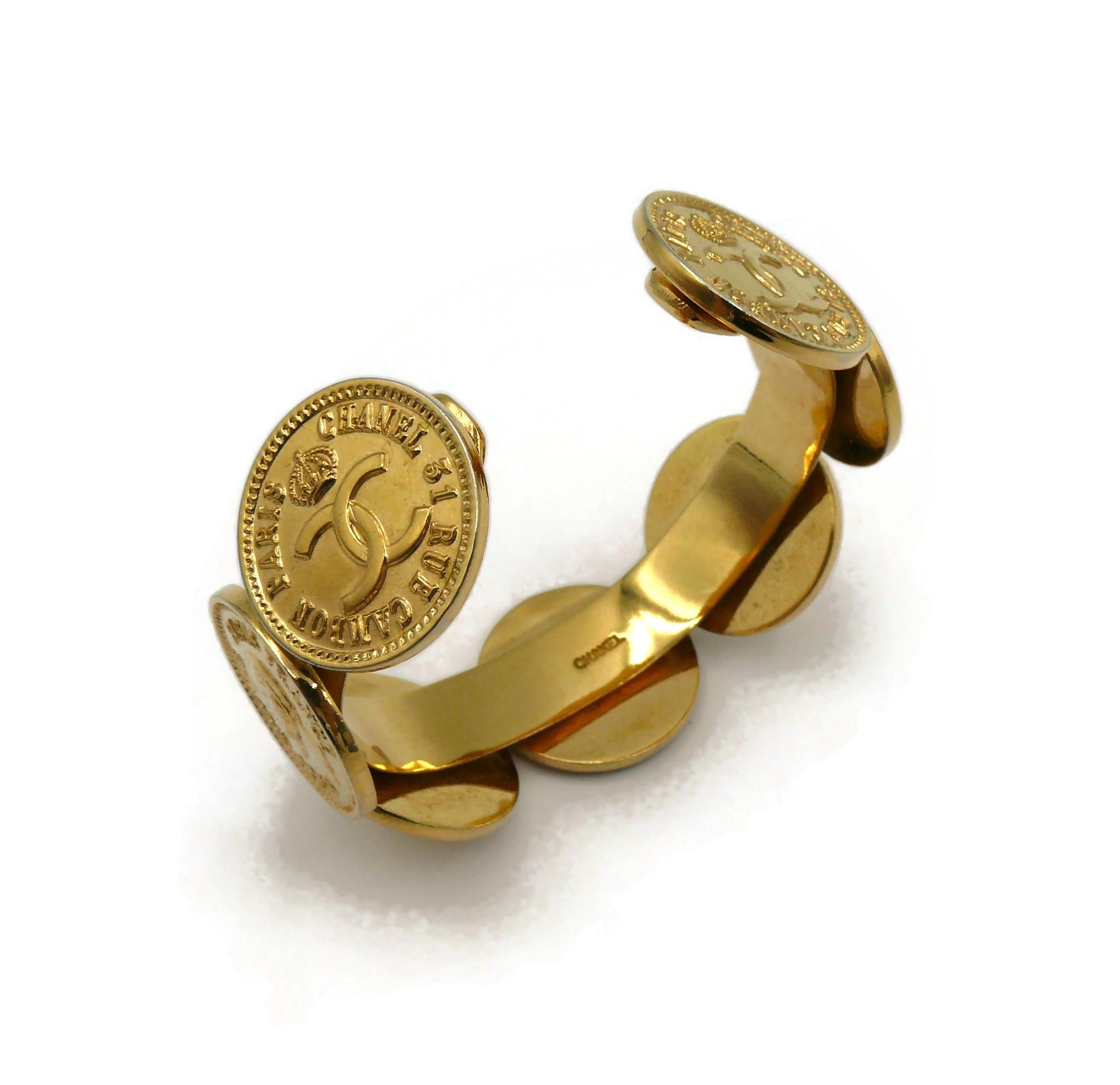 CHANEL Bracelet jonc vintage avec pièces de monnaie emblématiques en or en vente 7