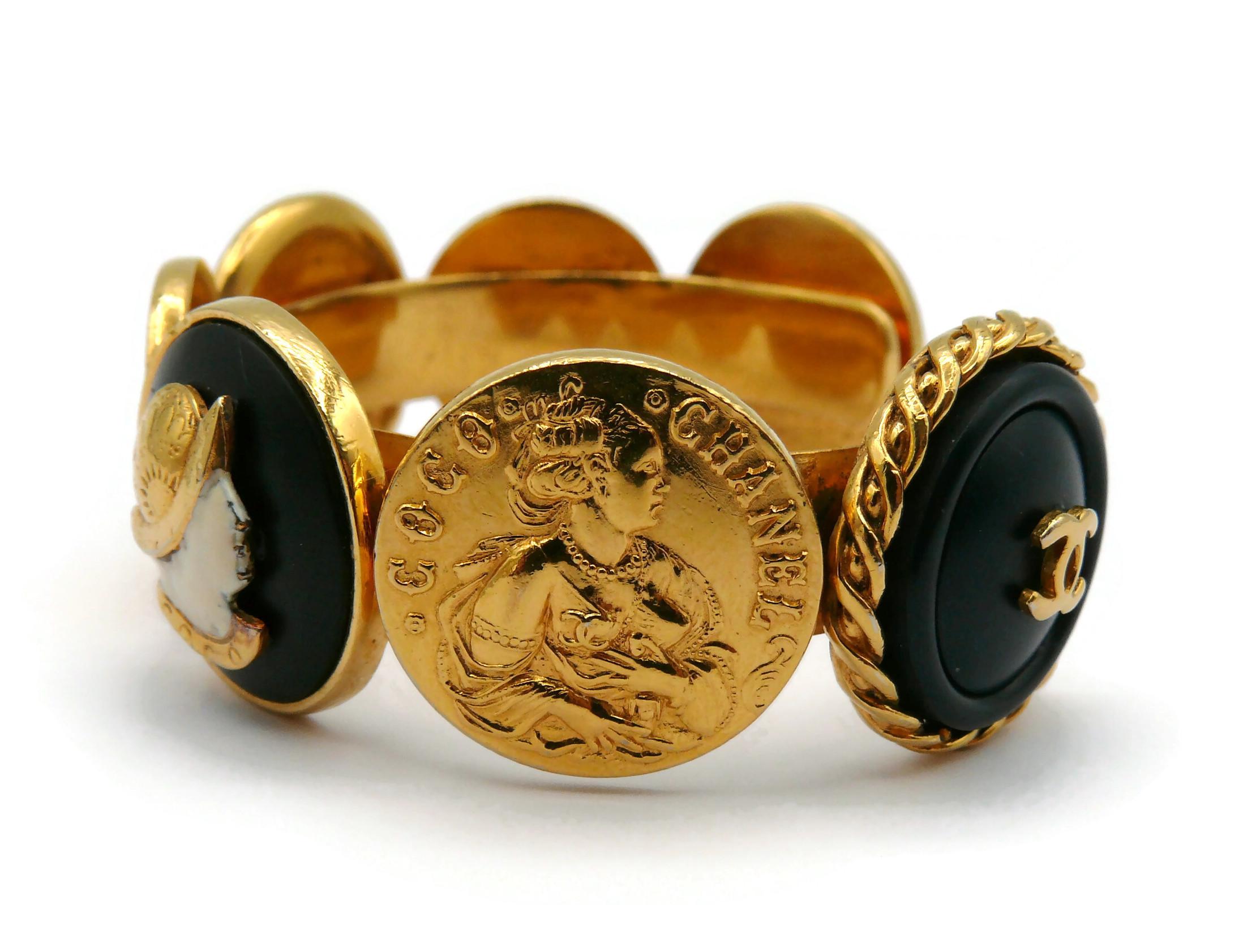 CHANEL Bracelet jonc vintage avec pièces de monnaie emblématiques en or en vente 8