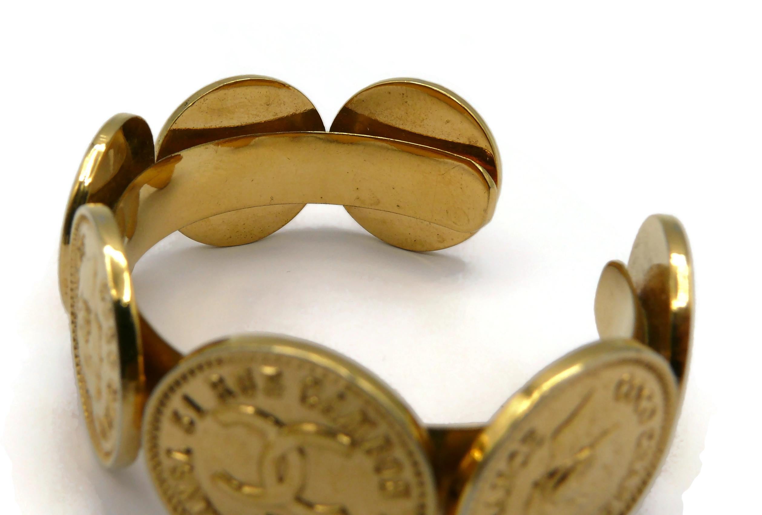 CHANEL Bracelet jonc vintage avec pièces de monnaie emblématiques en or en vente 9