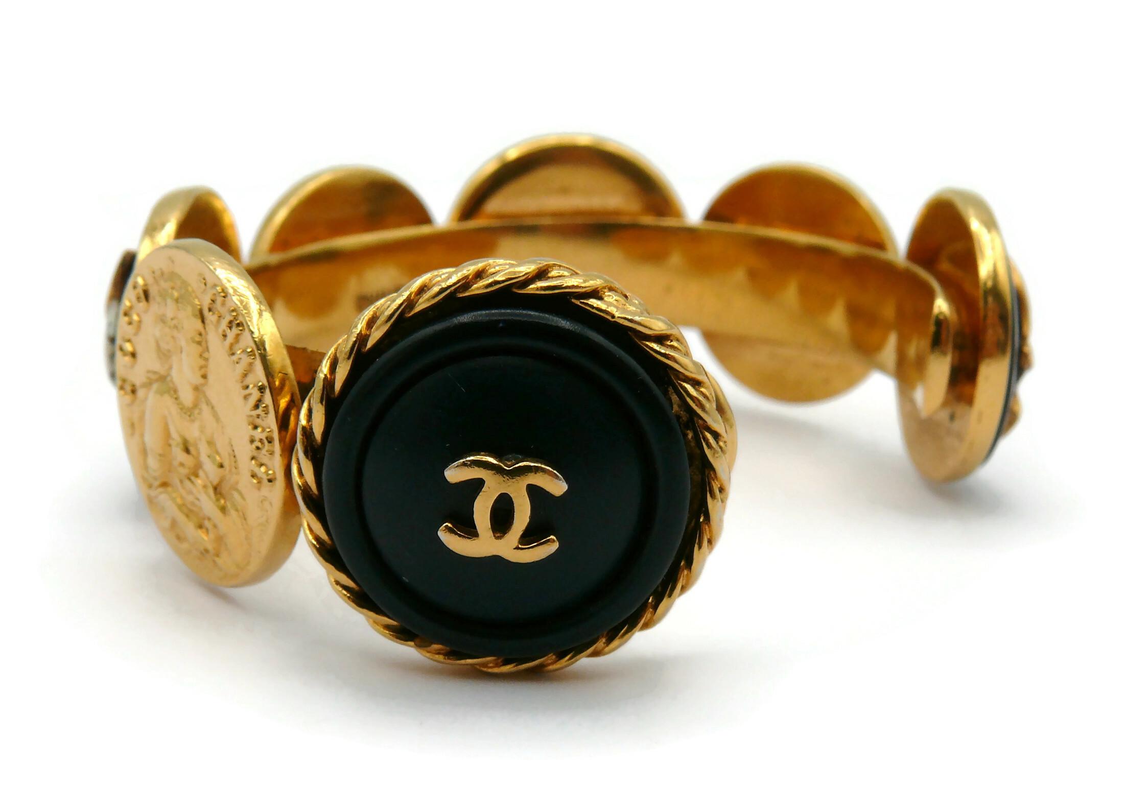 CHANEL Bracelet jonc vintage avec pièces de monnaie emblématiques en or en vente 10
