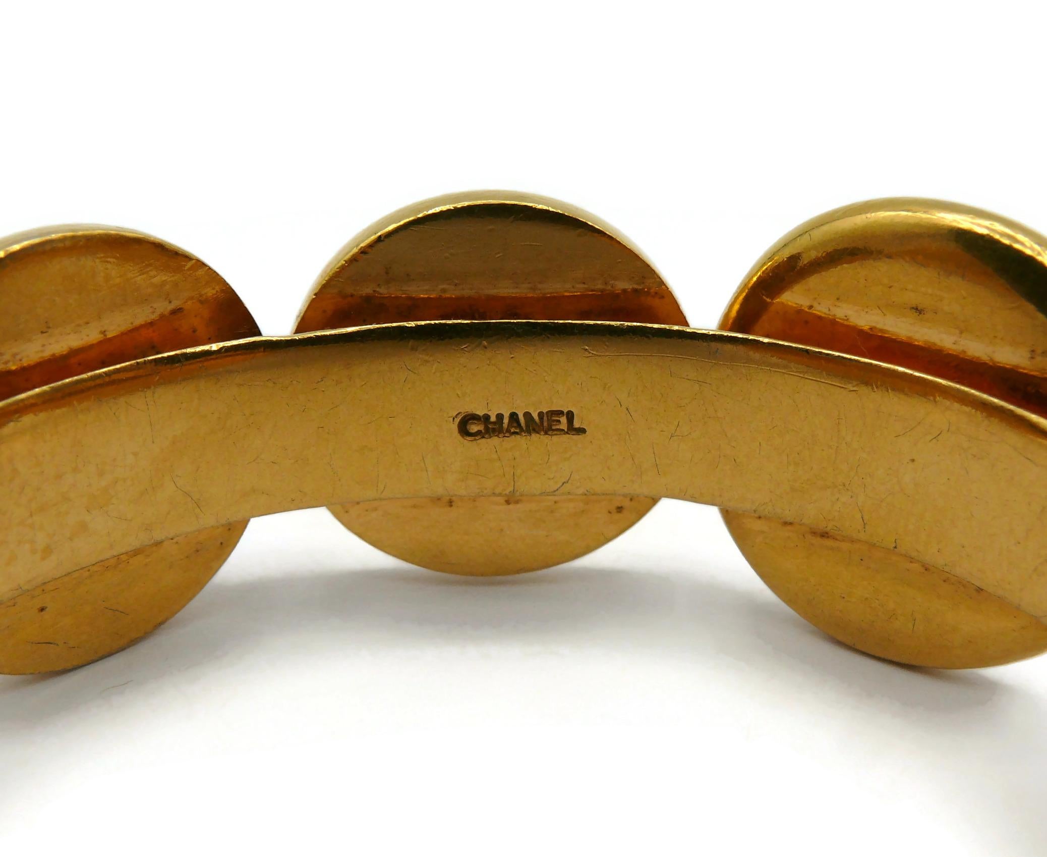 CHANEL Bracelet jonc vintage avec pièces de monnaie emblématiques en or en vente 16