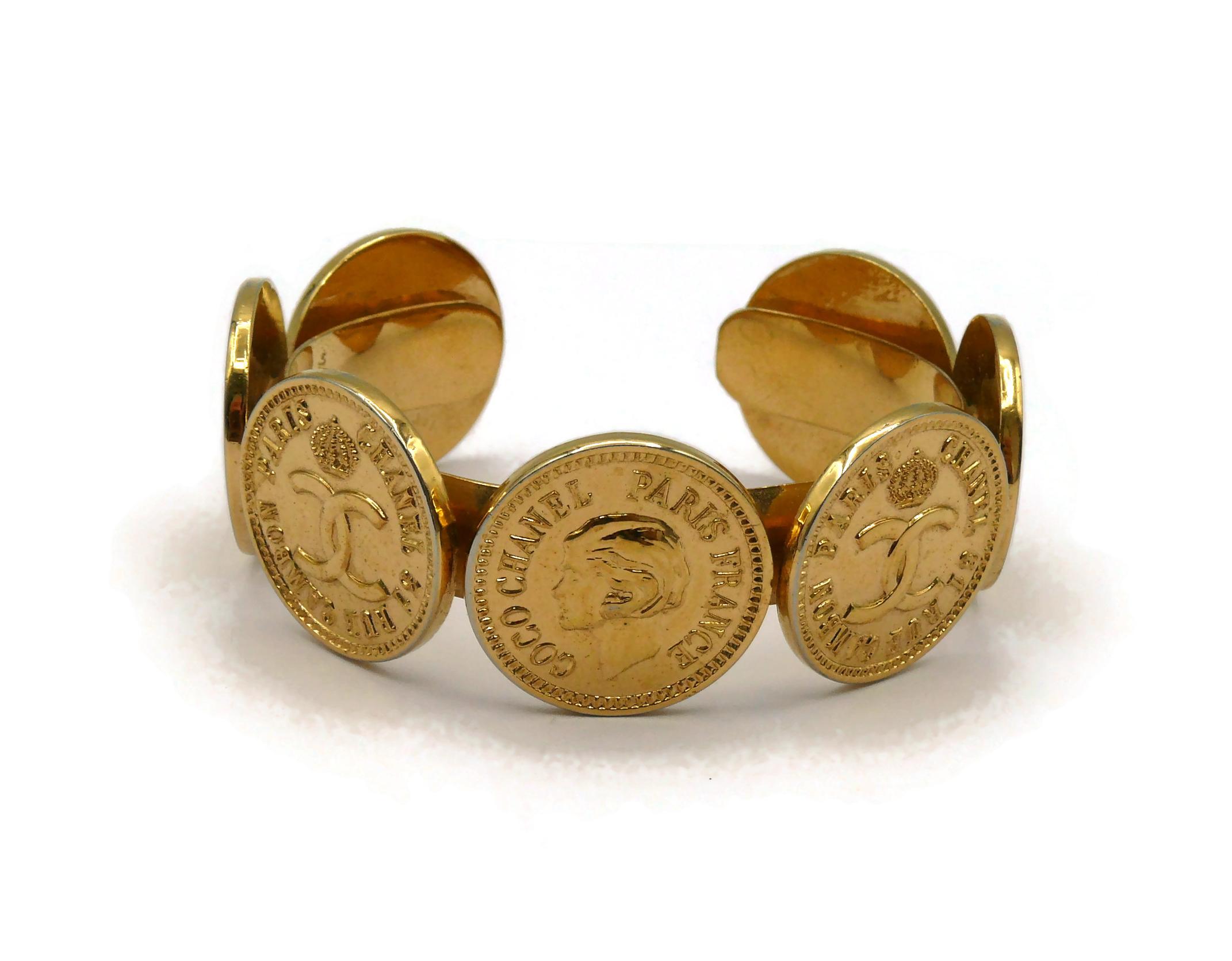 CHANEL Bracelet jonc vintage avec pièces de monnaie emblématiques en or Bon état - En vente à Nice, FR